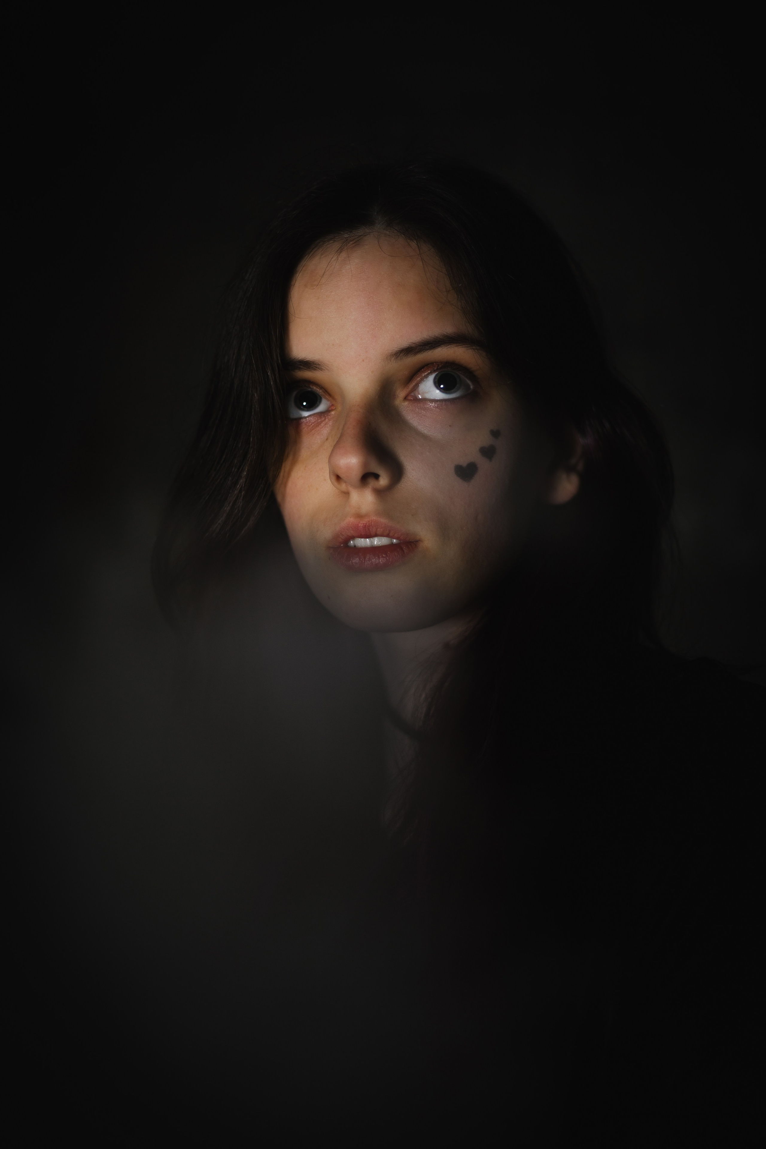 Модель: Лидия Леймон. Фотограф - Николай Мокрицкий. Импровизионаня фотосессия, в заброшенном здании. Креативная ночная фотосессия. Молодая девушка в образе неформалки. Темные волосы с фиолетовой прядью, полосатые чулки, ботинки. Зажигалка, кровь, горящий факел, огонь – атмосферное заброшенноге здания. Факел, Девушка, молодая девушка, Альтушка, Фотосеесия, Подросток, Крашенные волосы, Сигарета, Кровь, Позировка, Потрет