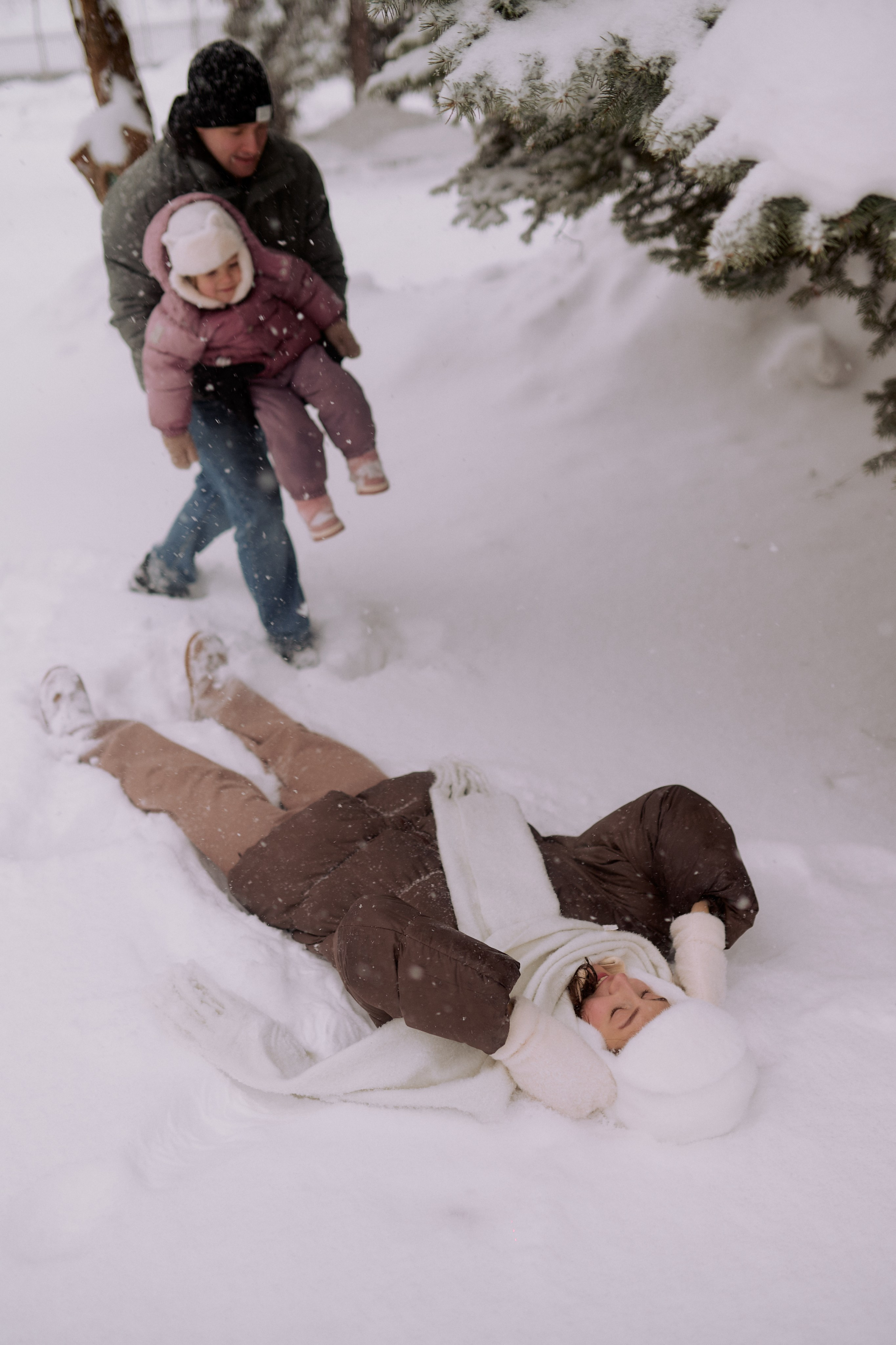 Андрей, Леся и Василиса в снежном парке. Семейный и свадебный lifestyle-фотограф в Москве Мария Петрова