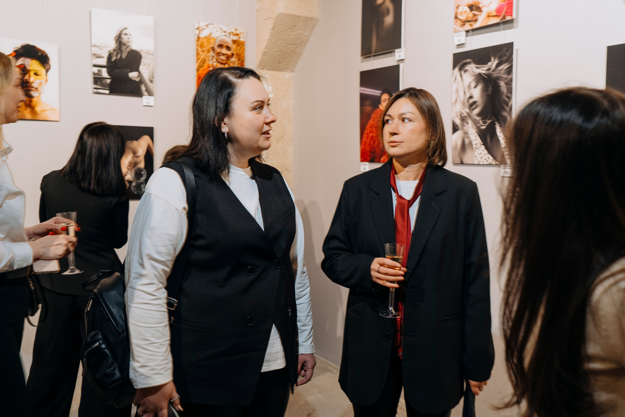 Вернисаж фотовыставки MFamilia «Гармония различий». Организация фотовыставок в Петербурге и Москве, MFamilia (МФамилия)