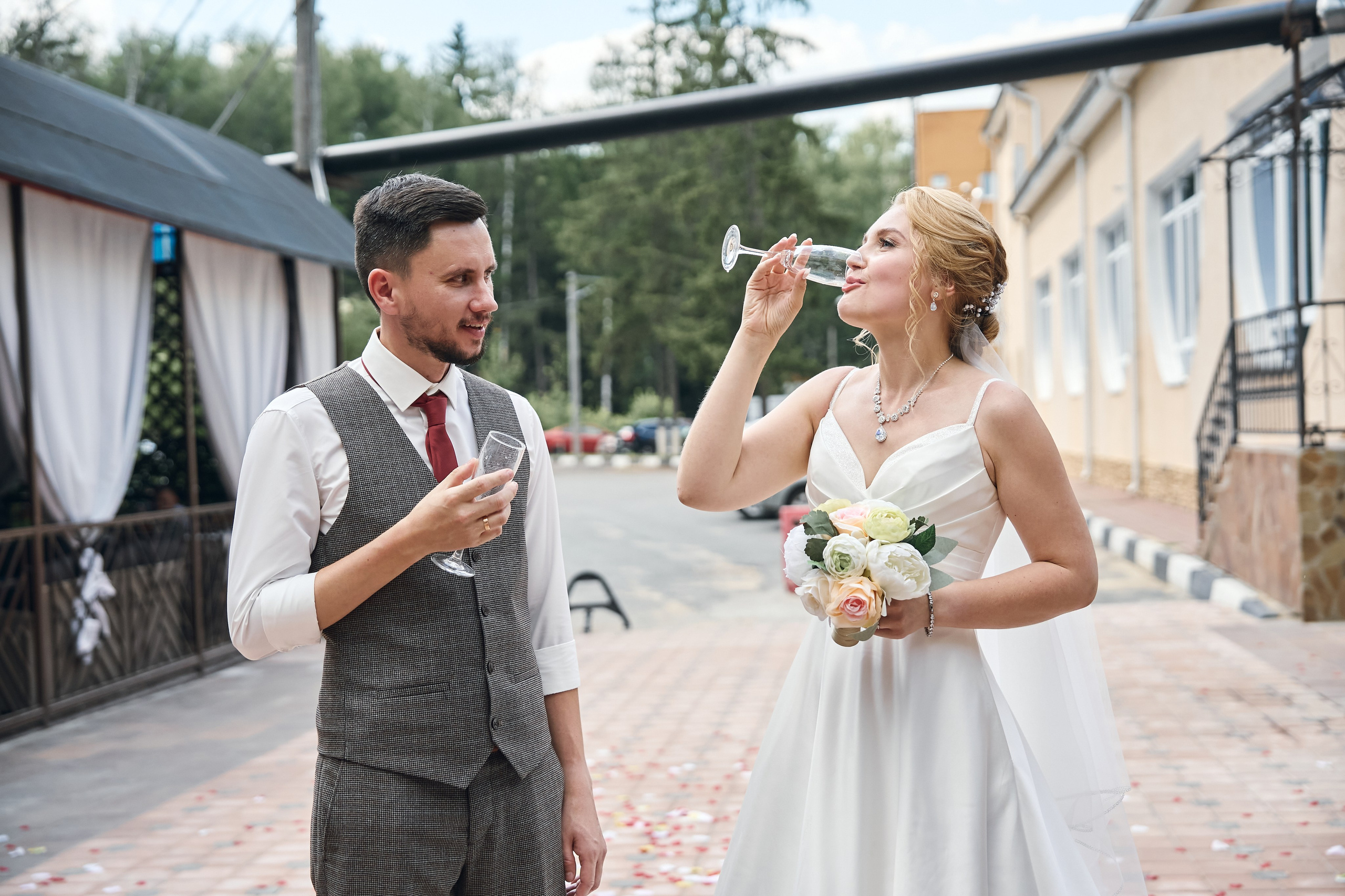 невеста разбивает бокал шампанского на счастье