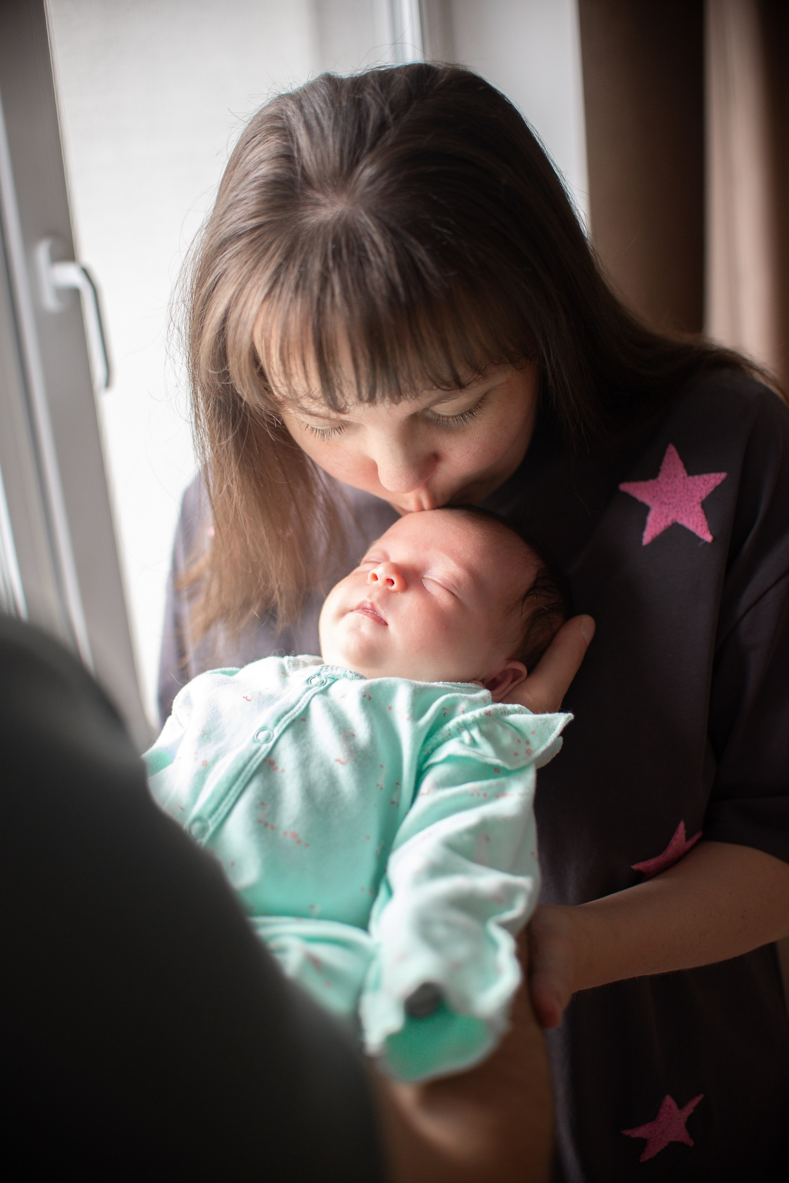 Крошка Манэ дома с родителями. Семейный фотограф на выписку из роддома и крещение Минск Настя Гришук
