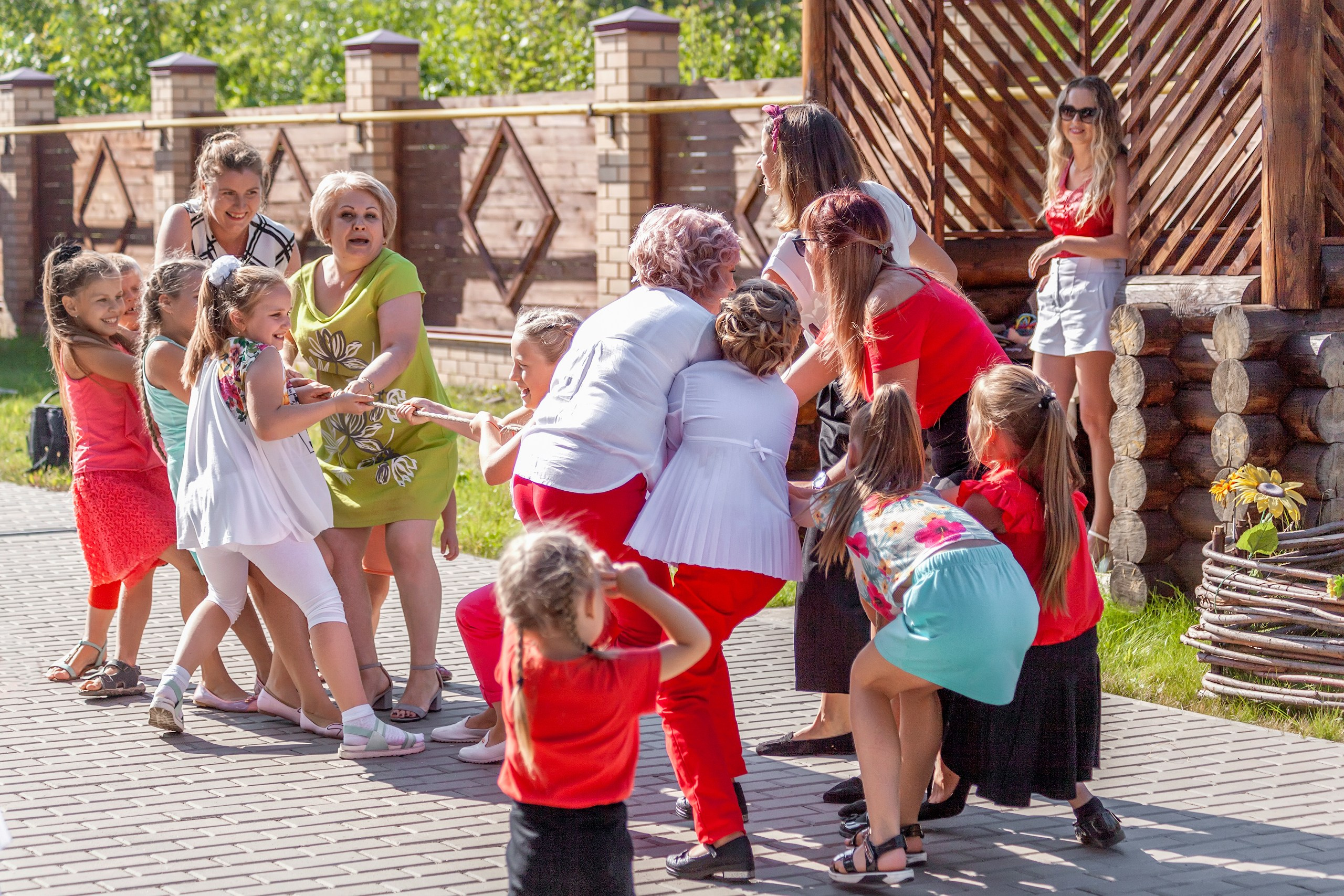Перетягивание каната на детском празднике, фотограф Янкаускене Наталья