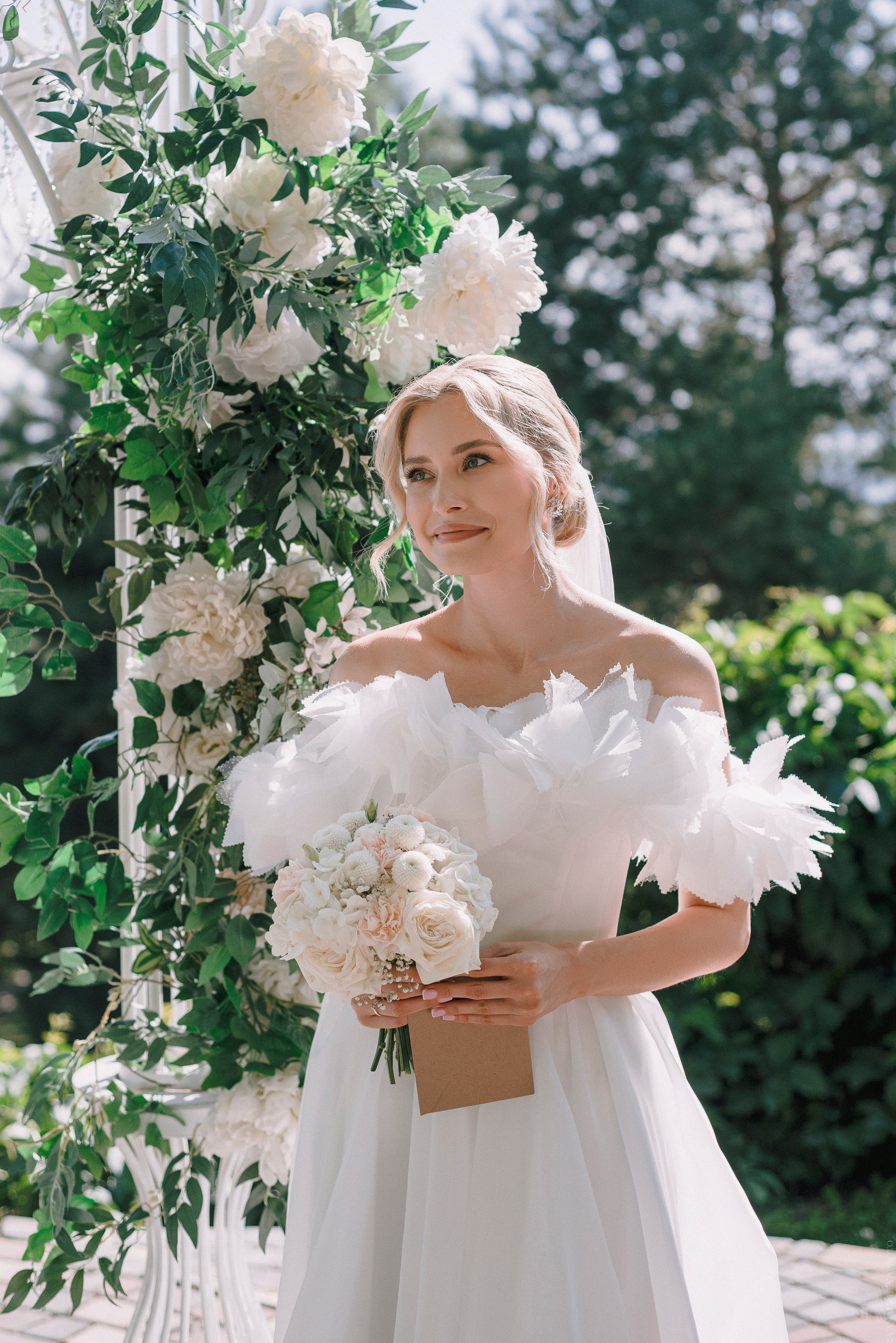 Невеста смотрит на жениха