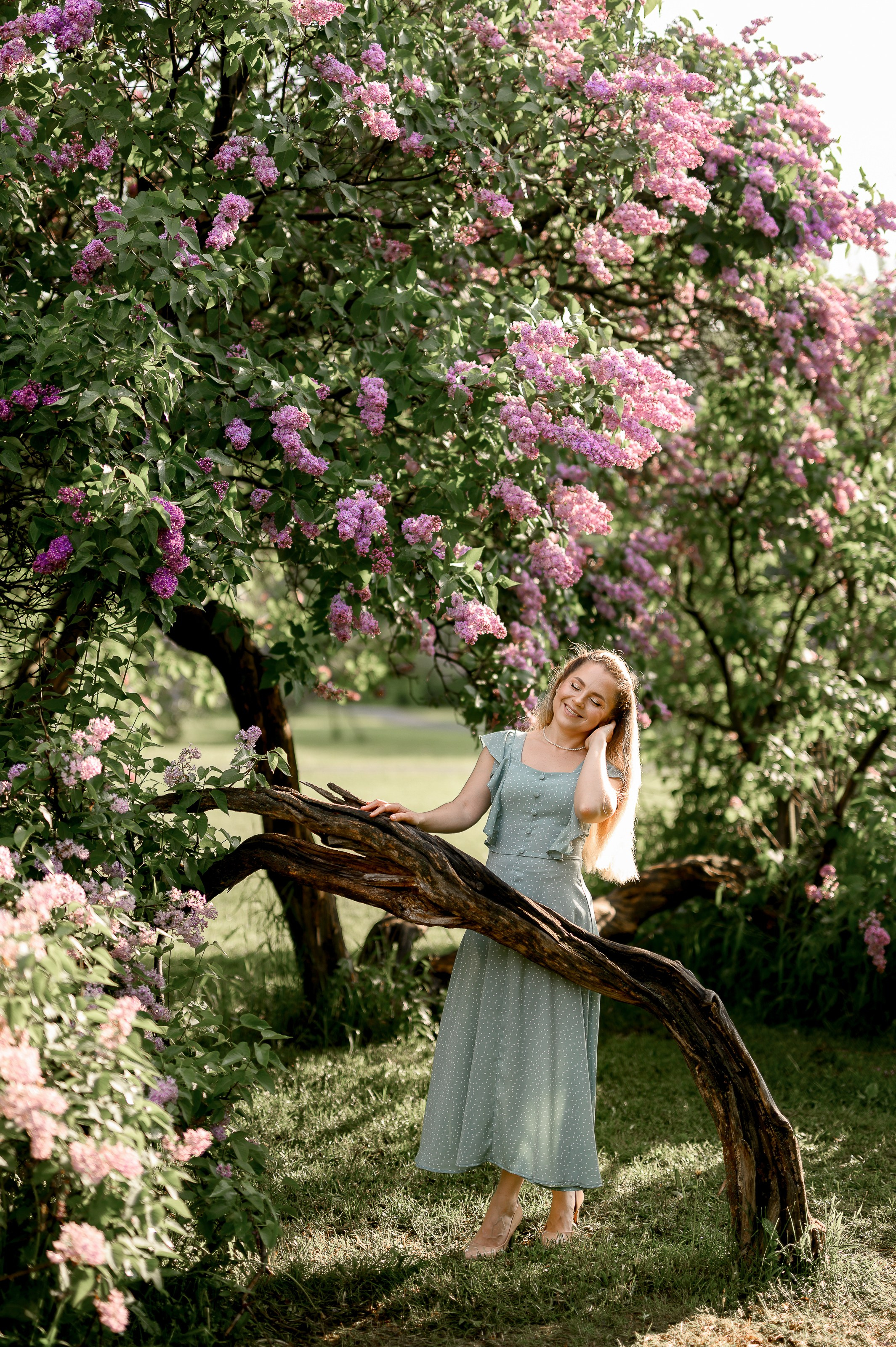 Анастасия. Фотосессия в цветении в Сиреневом саду в Москве. Semerlina.ru