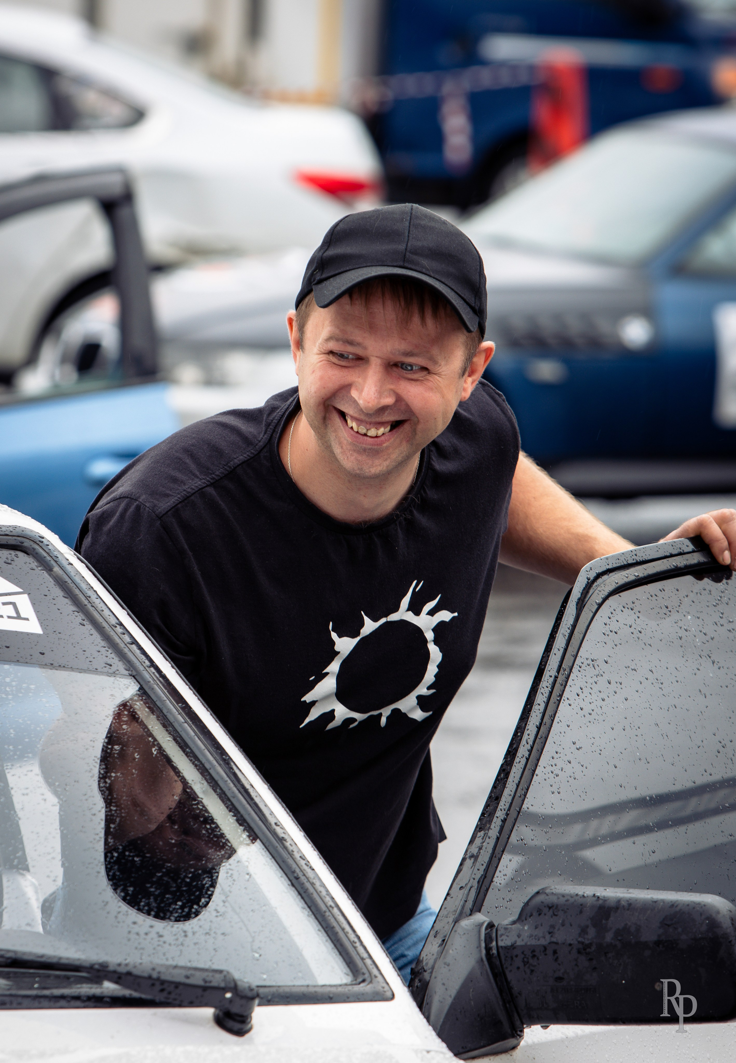 SHOWDOWN. Rusty Photographer