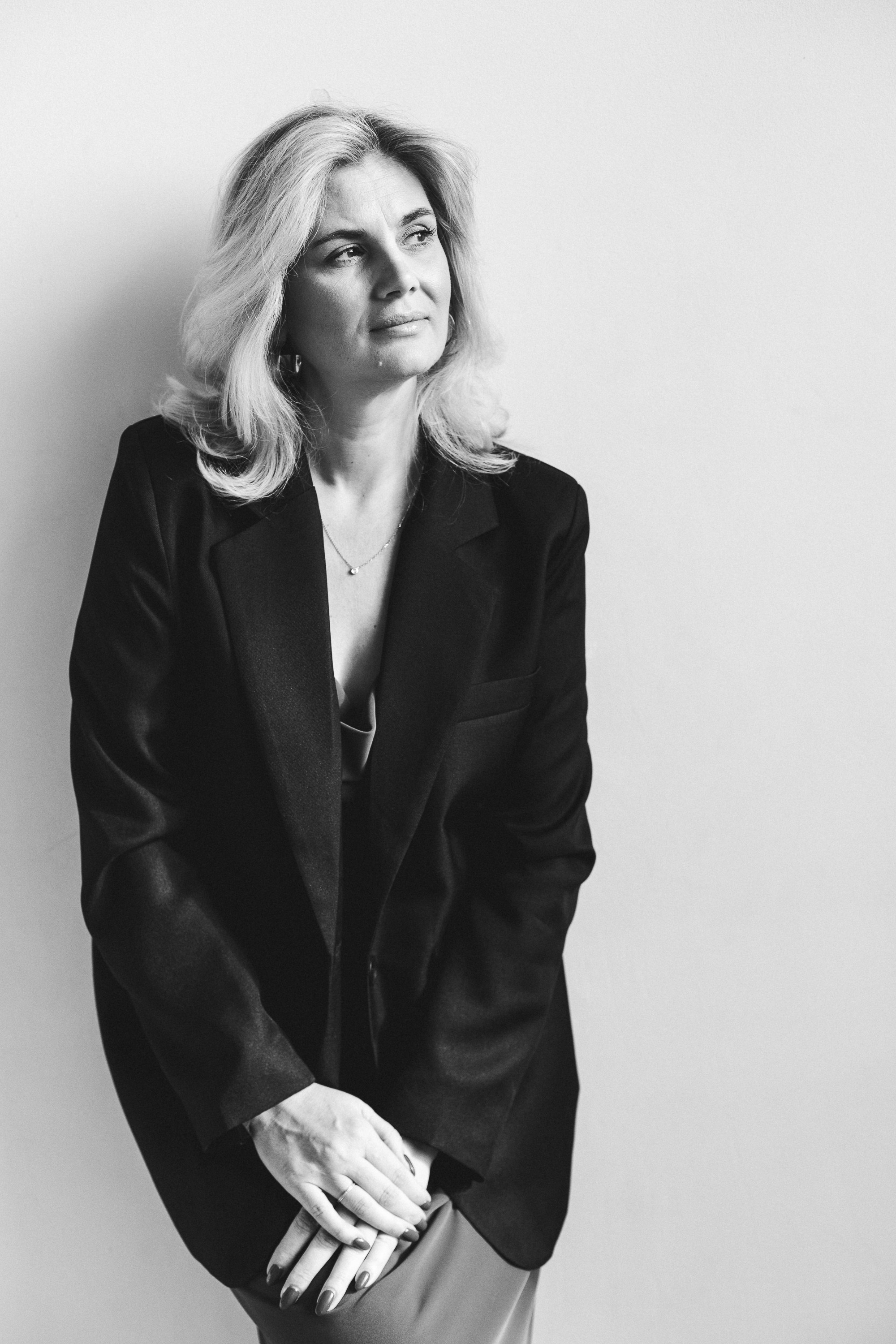 Индивидуальная студийная женская черно-белая фотосессия. Женский портретный фотограф в Нижнем Новгороде и Москве, Юлия Балашова