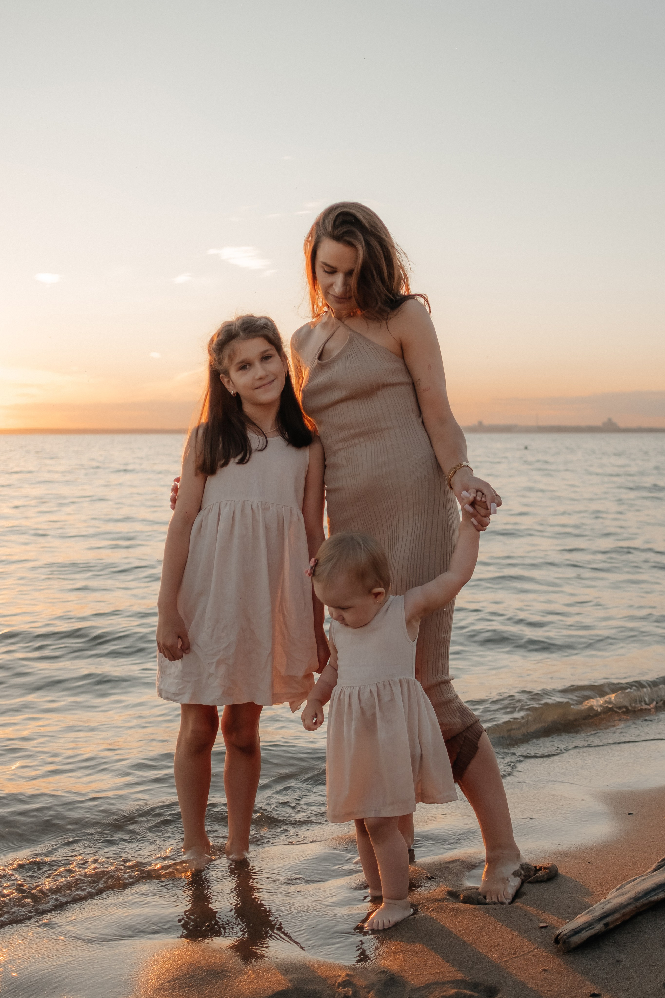 Катя с дочками на берегу. Фотограф в Новосибирске Диана Ильиных