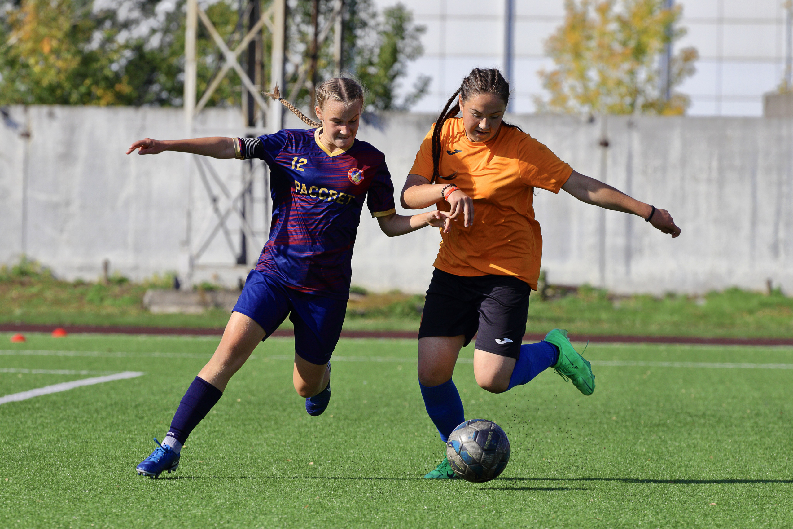 Девочки тоже играют в футбол жестко