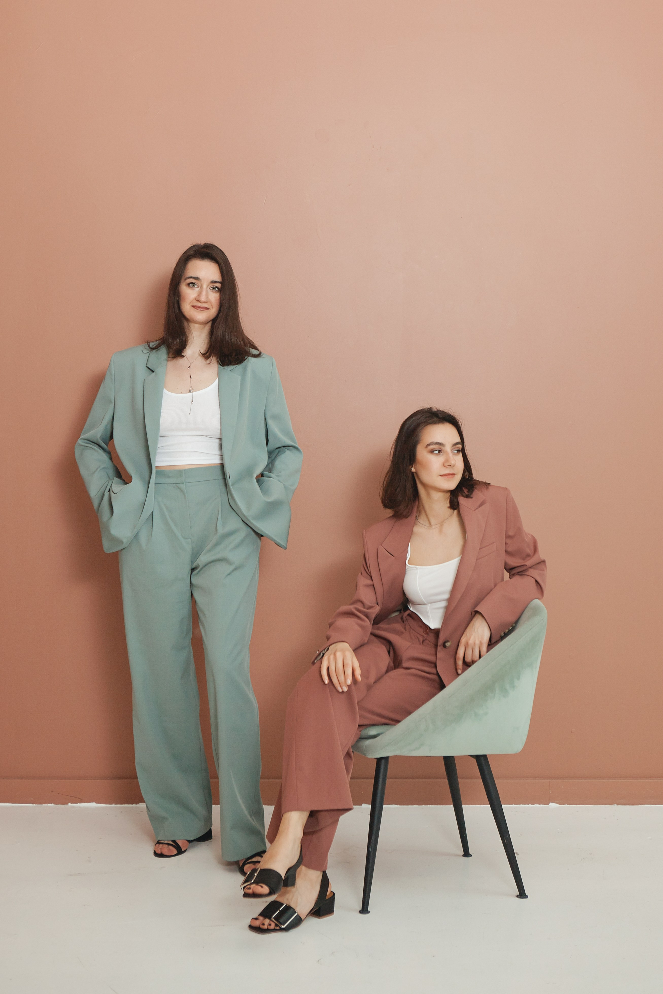 фешн съемка в костюмах свободного кроя