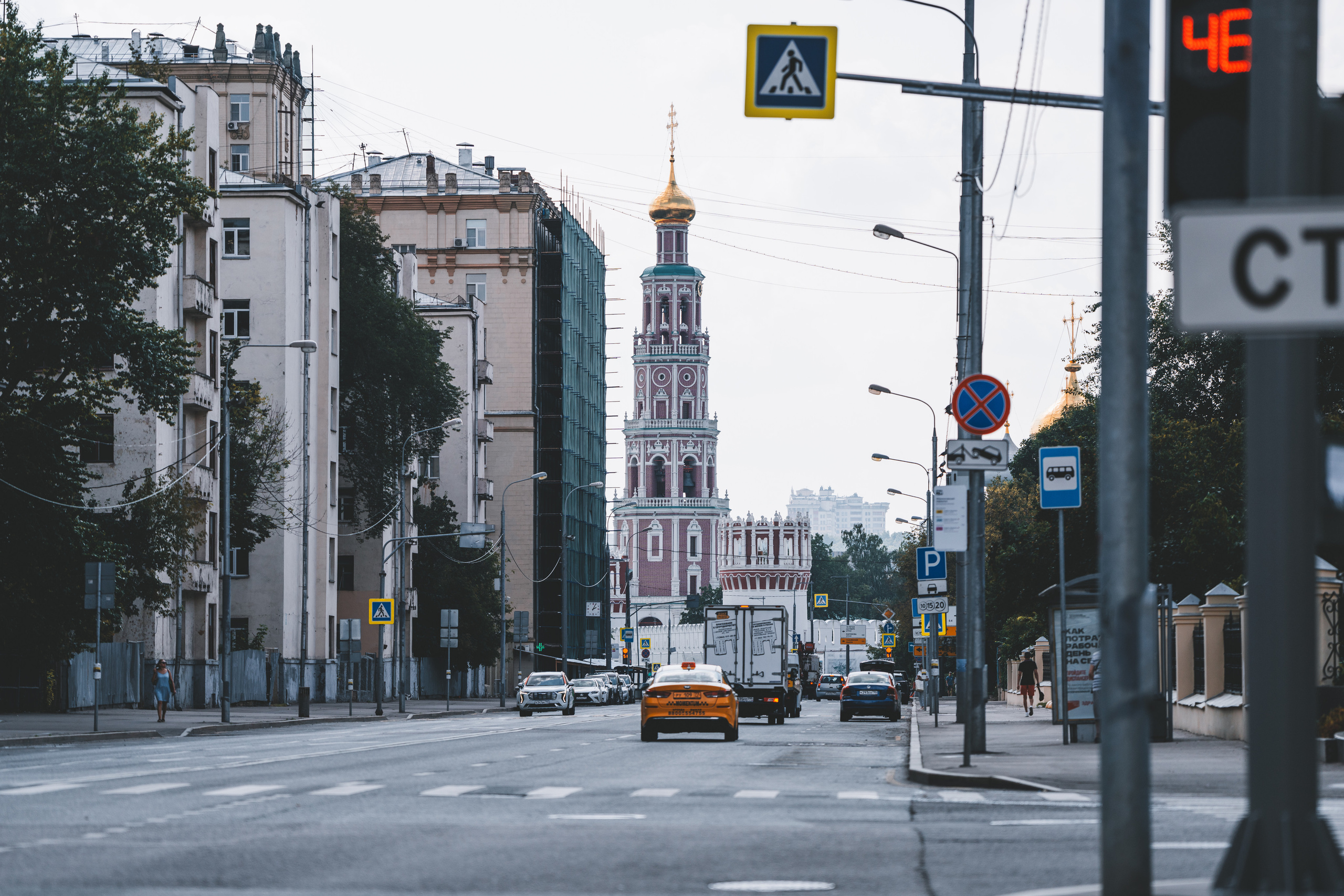 Вид на Новодевичий монастырь с Большой Пироговской улицы в Москве