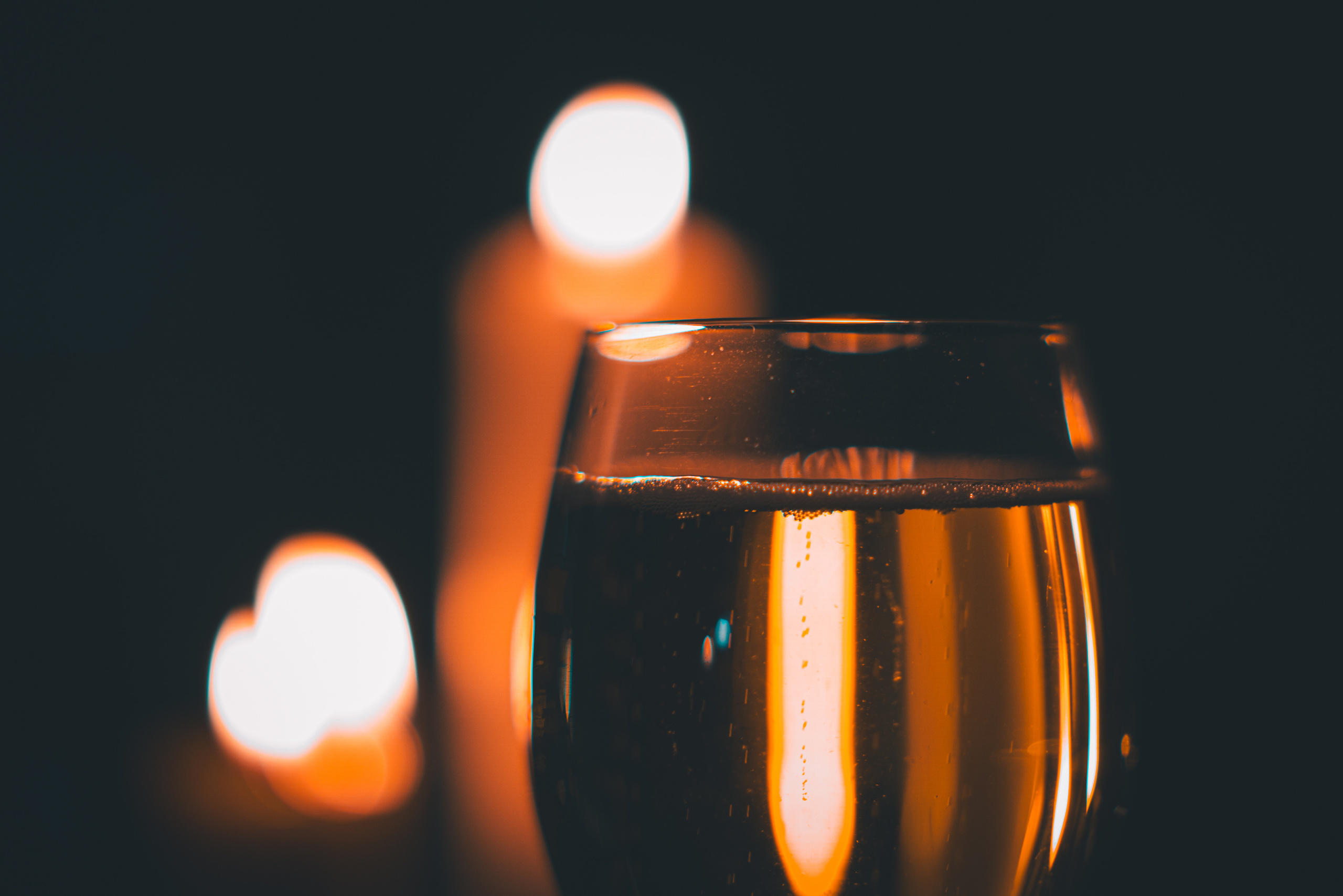 Стакан с пивом на фоне свечей