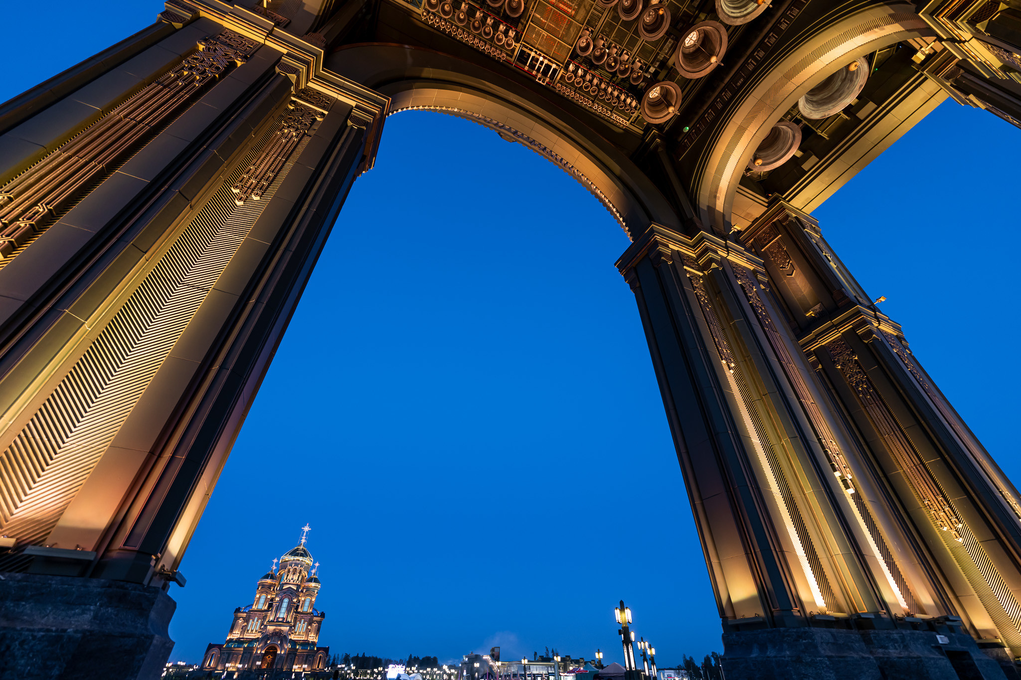 Арка при входе в храмовый комплекс Главного храма Вооруженных сил Российской Федерации