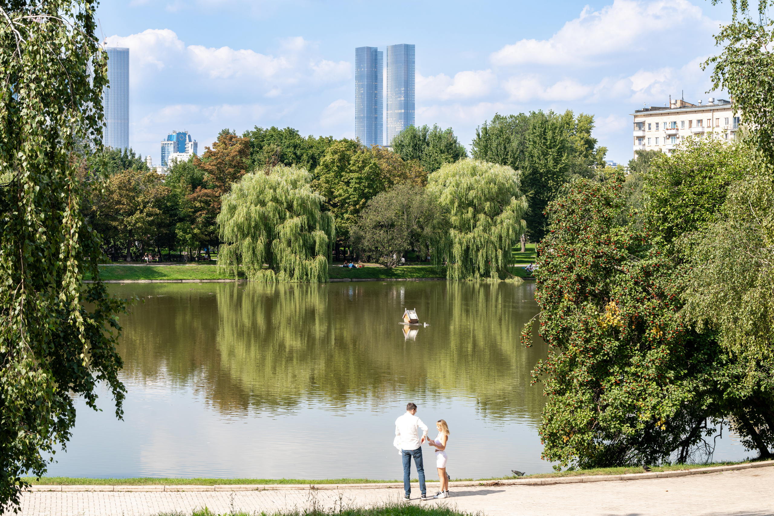 В парке у Новодевичьего монастыря в Москве