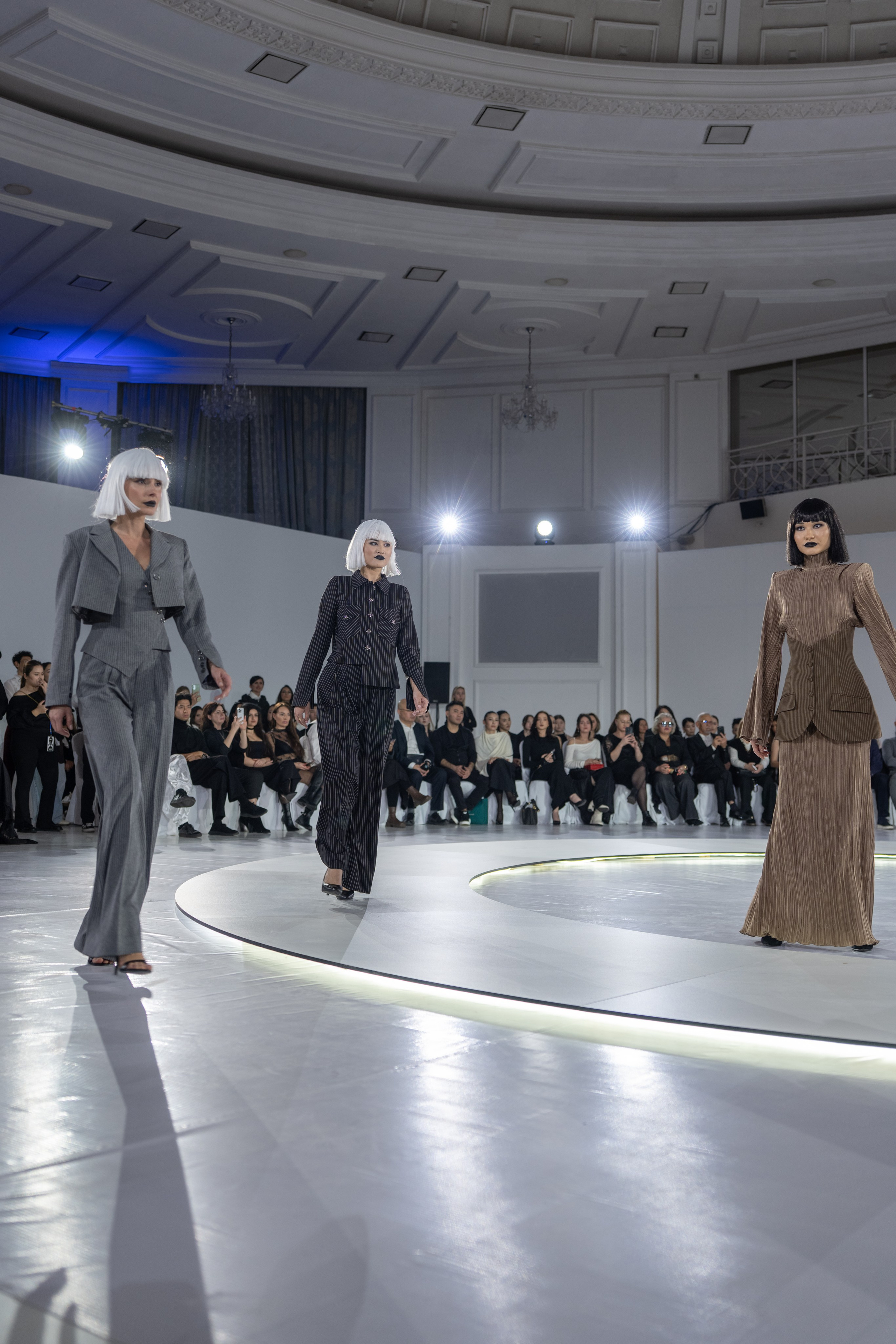 Дизайнер Umed Kuchkaliev. Сайт Алматинского НЮ АРТ, будуар и фэшн фотографа Дениса Карпенко