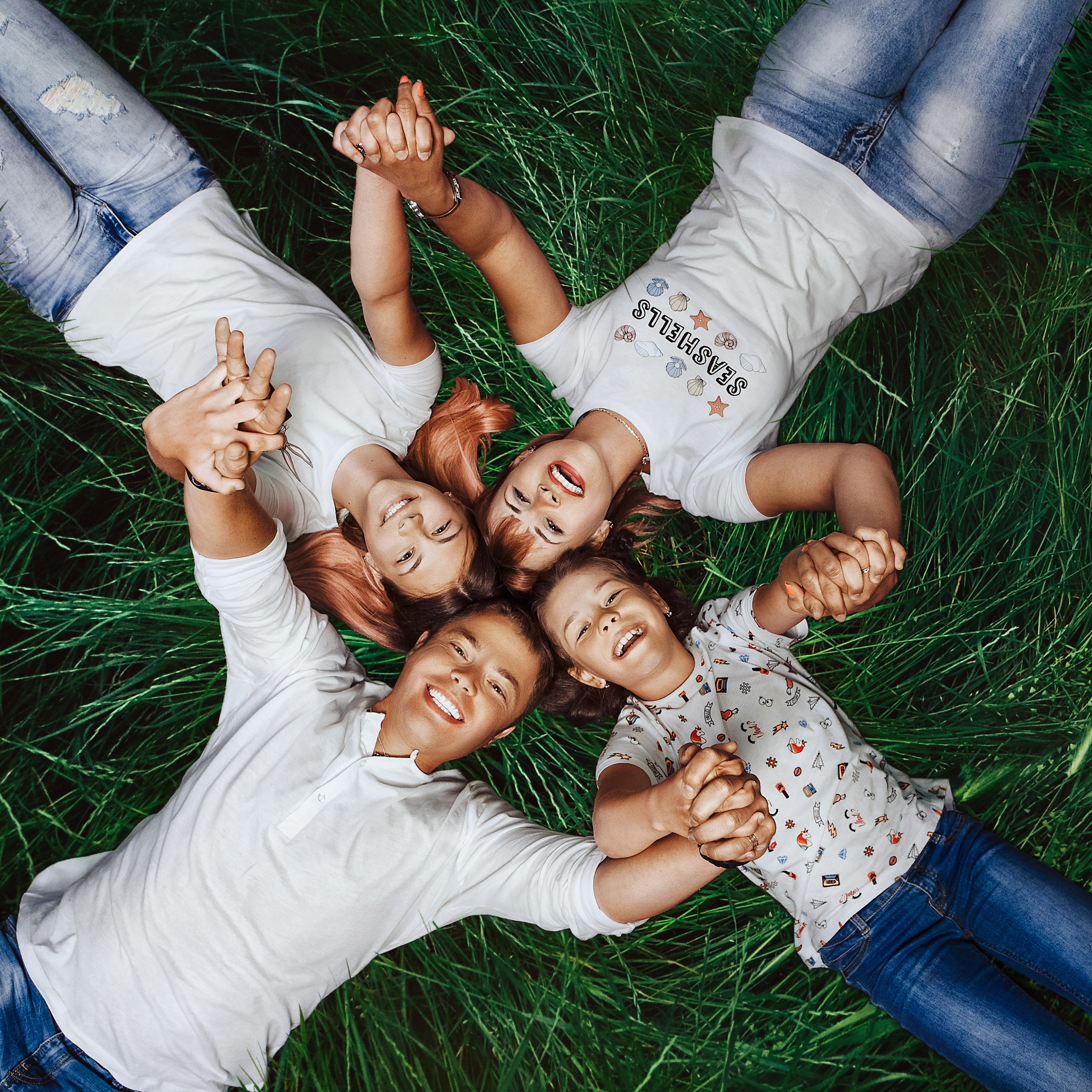 семейное фото на зеленой траве вид сверху 