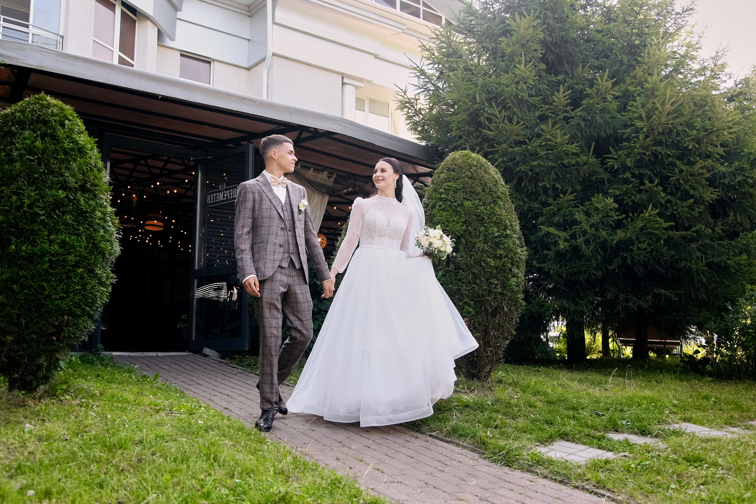 вадебная фотосессия на природе в Иваново — пара на фоне зелени.