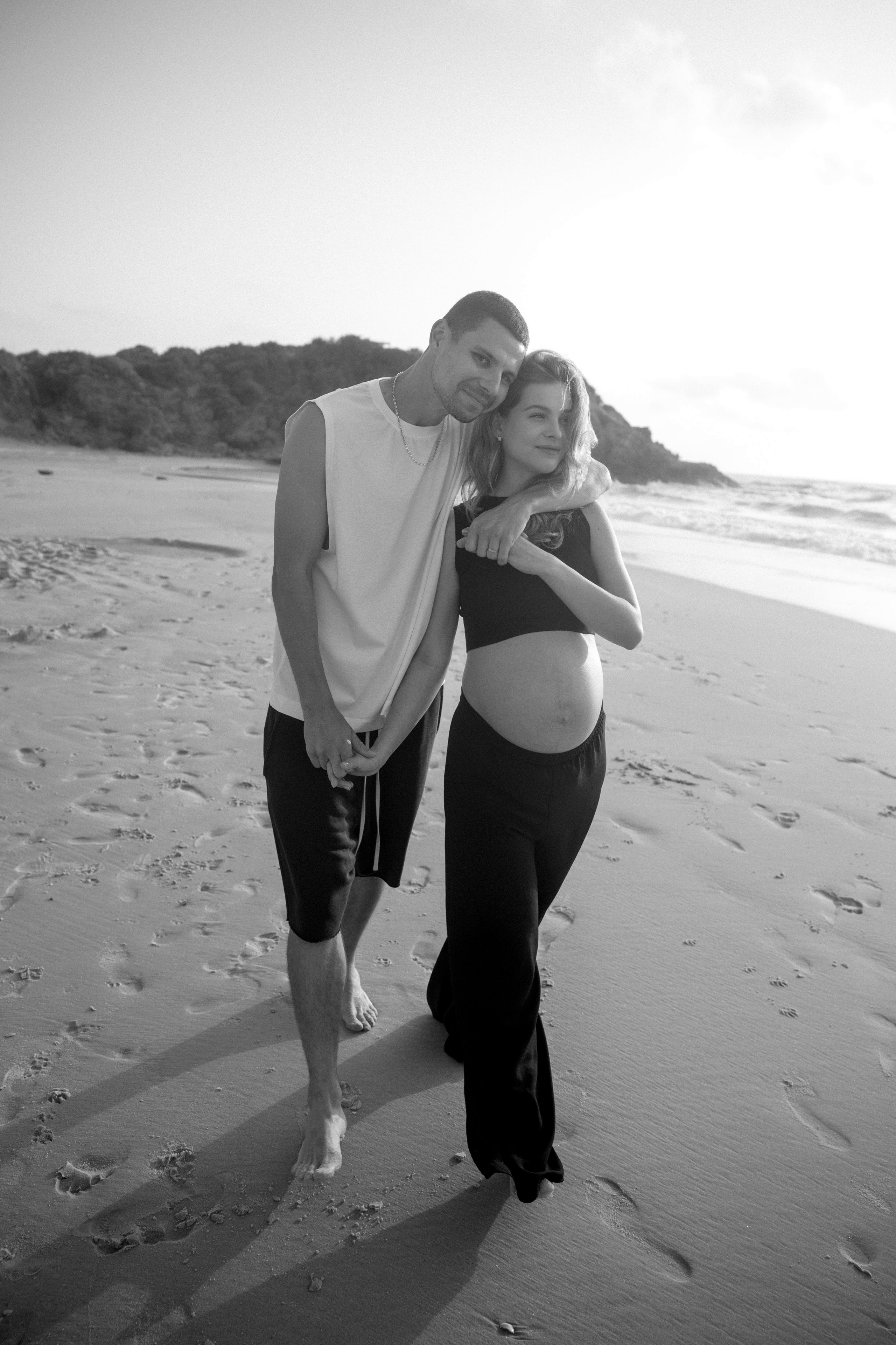 Pregnancy photoshoot near the sea (cloudy weather). Главная