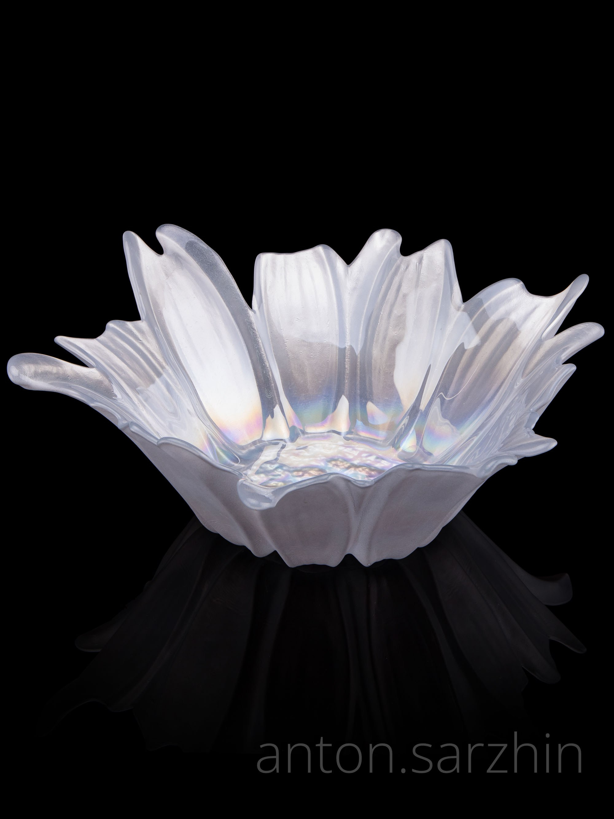 Предметная съемка декоративной тарелки на черном фоне