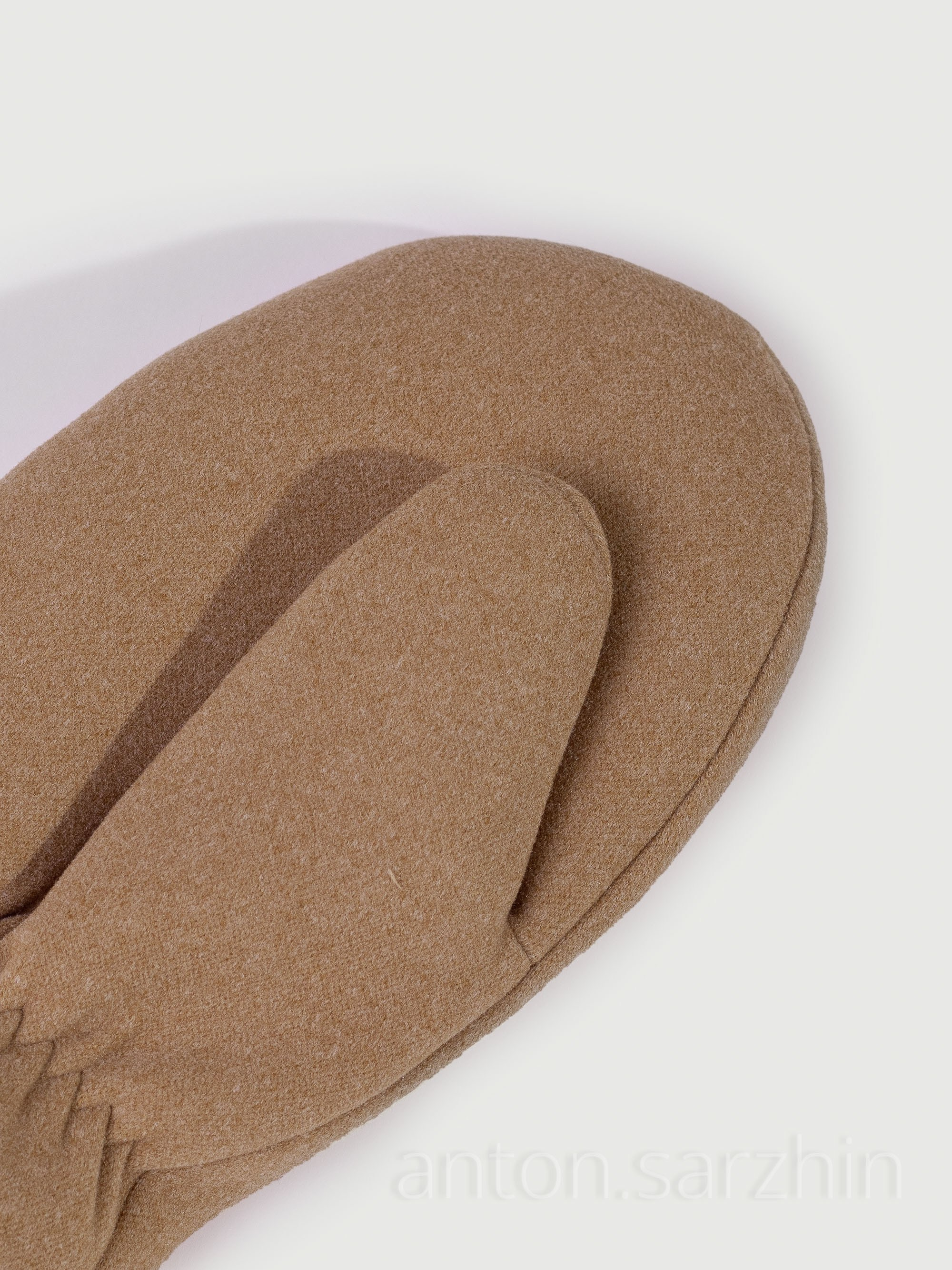 Съемка перчатки на белом фоне