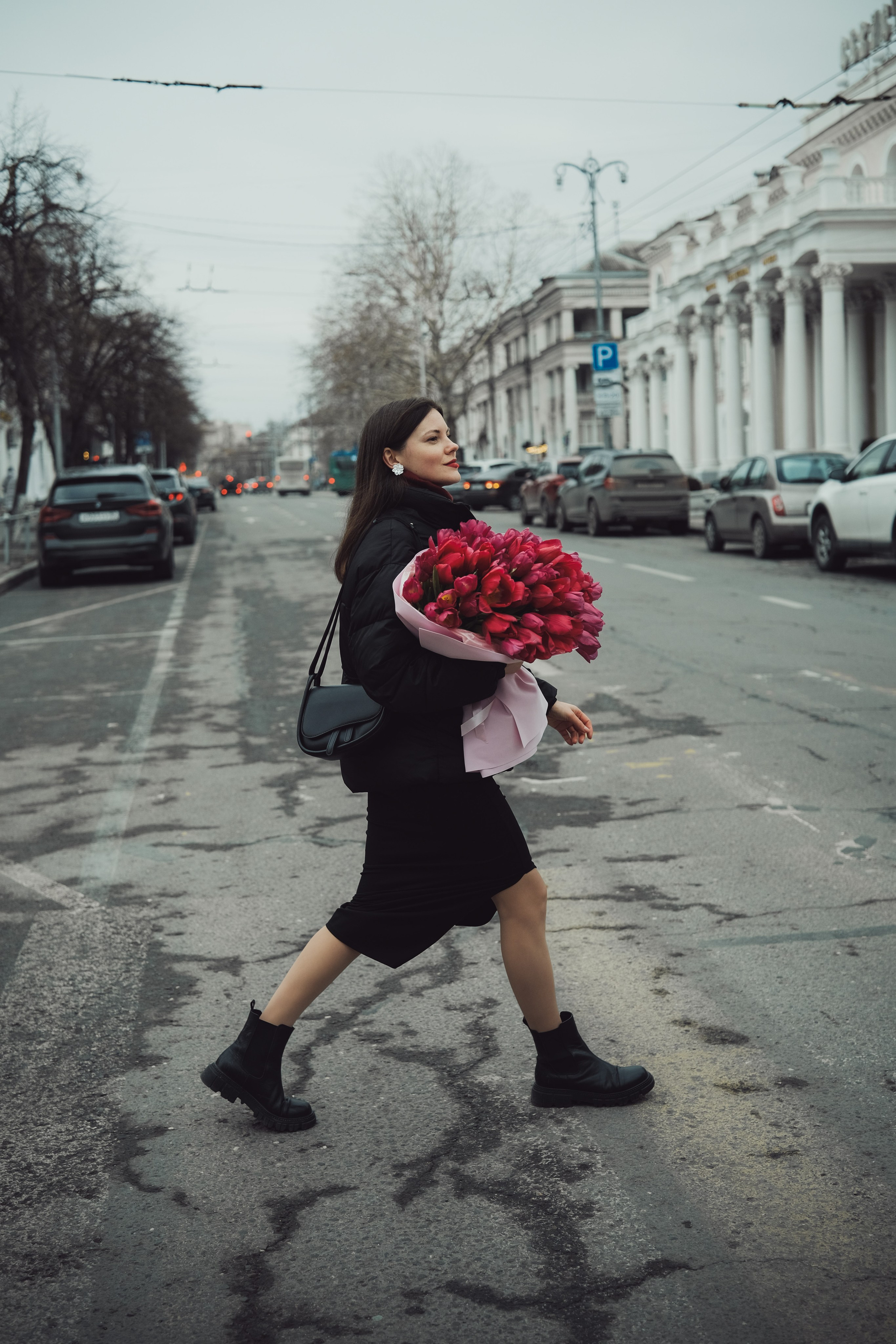 Фотосессия в Севастополе и Крыму. Девушка с цветами в центре Севастополя. Фотосессия в городе