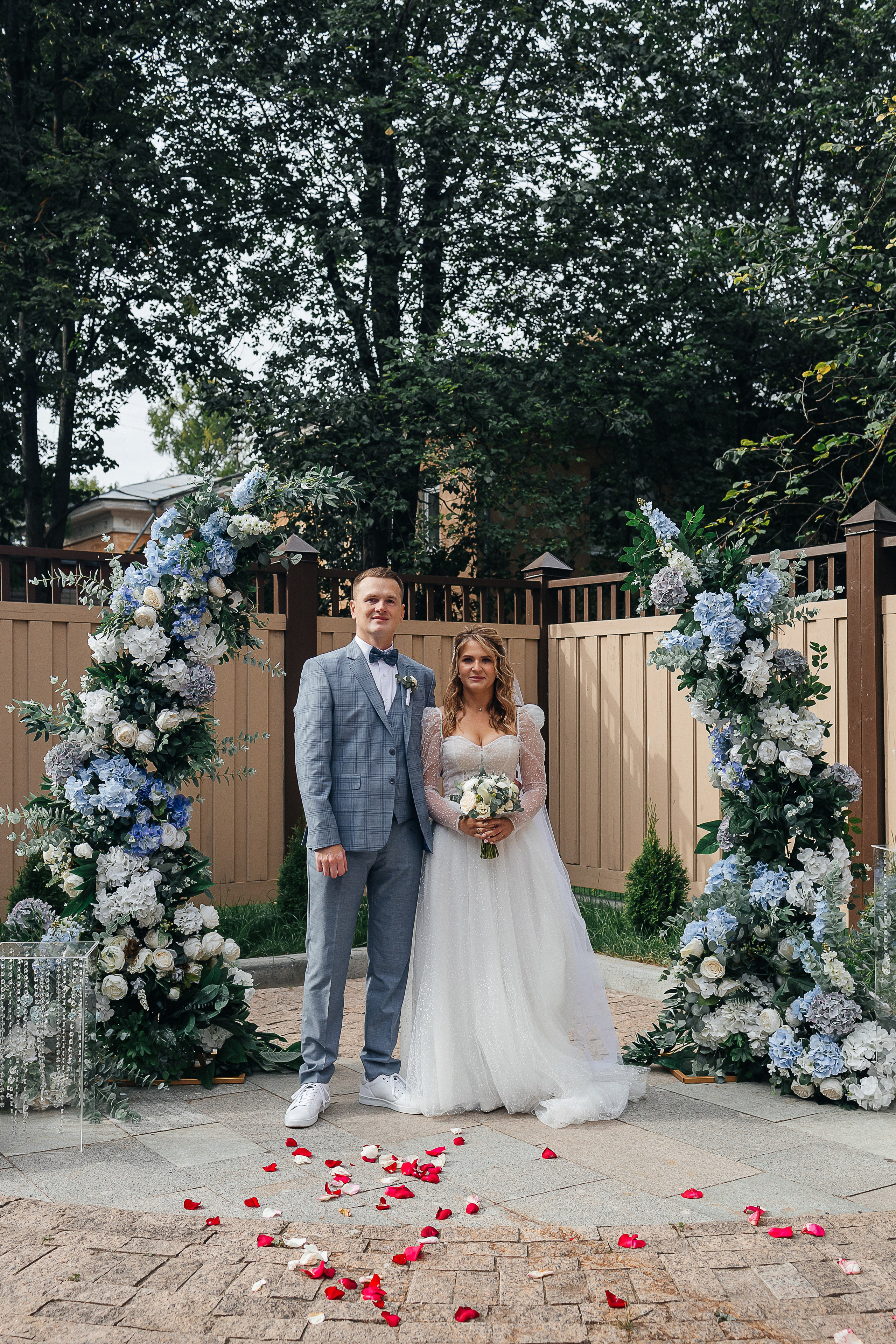 Трогательная выездная церемония в уютном дворике отеля. Олег Сверчков | Свадебный фотограф Вологда