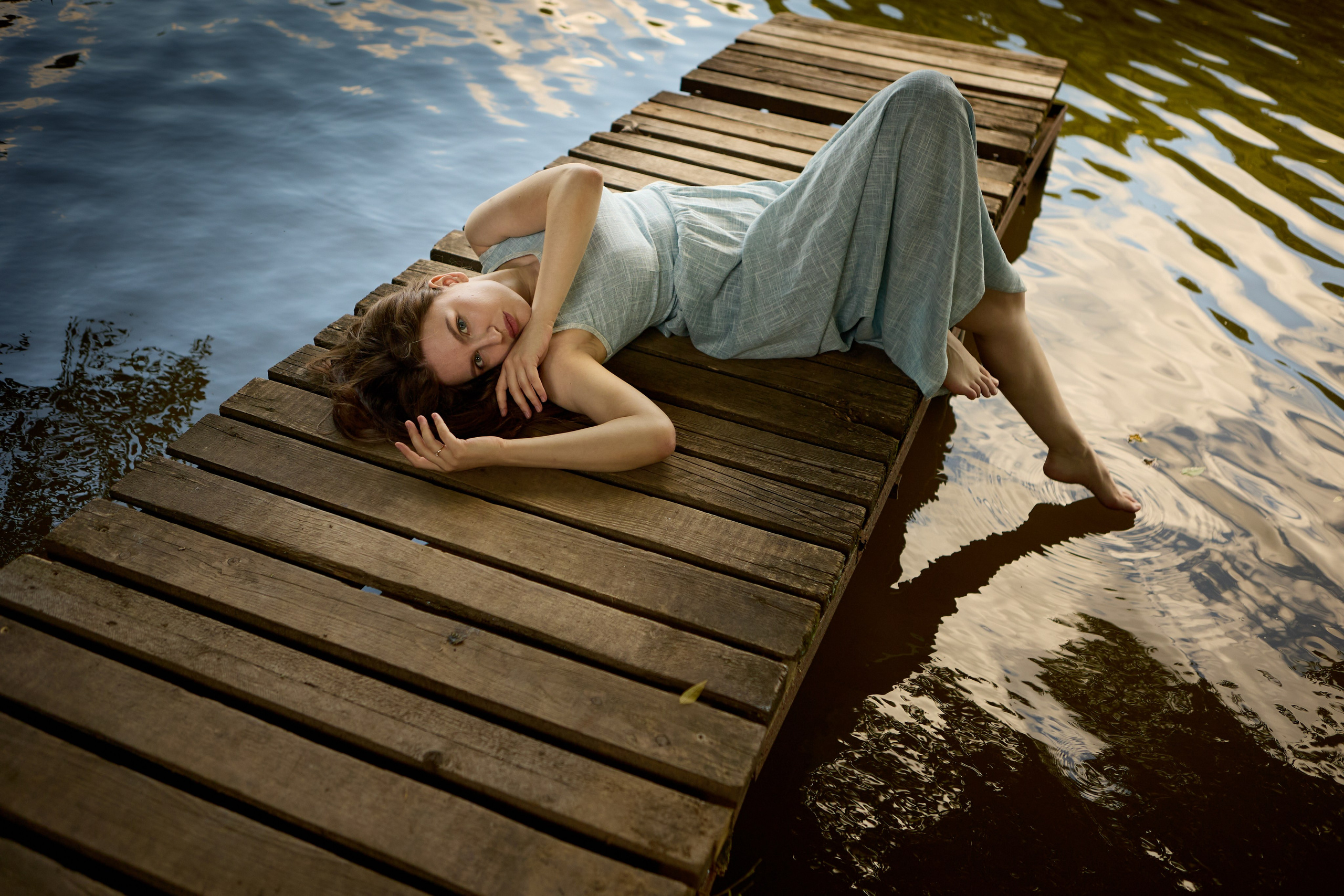 анджелина джоли на пирсе у реки