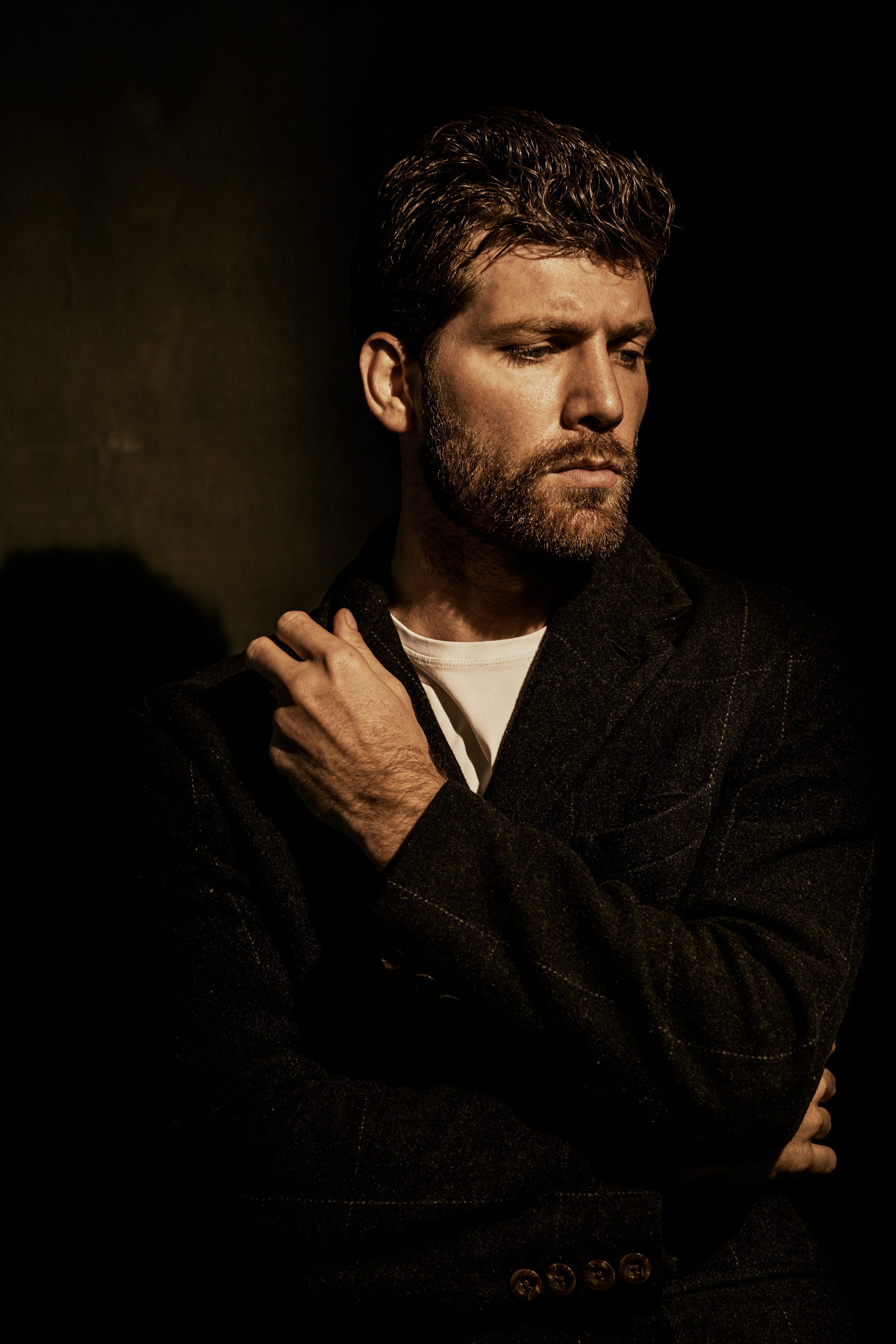 Мужской студийный портрет, классический стиль, авторская схема студийного света, профессиональная фотосъемка студийного мужского портрета, мужской портрет с драматичным освещением, художественная студийная съемка, творческий студийный мужской портрет, кинематографичный мужской портрет в студии, ролевое актерское портфолио.