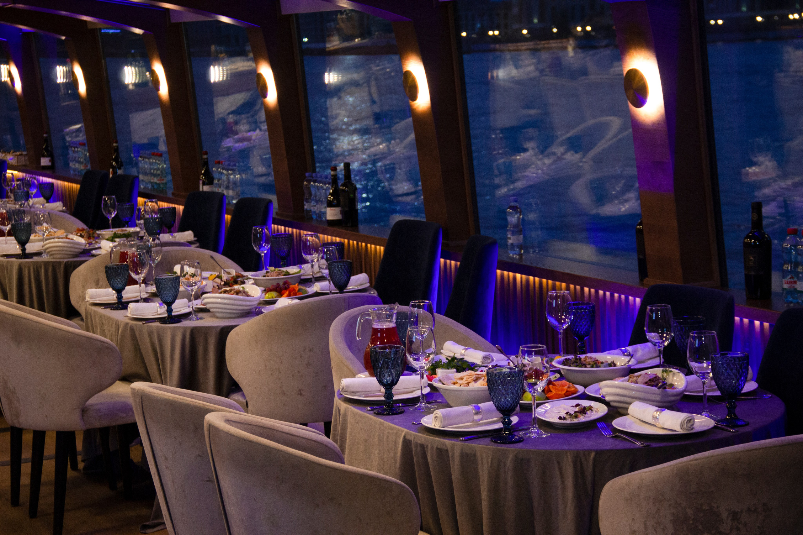 Съемка для сайта аренды катеров в Санкт-Петербурге, подготовка к свадебной прогулке по рекам и каналам. Фотограф в Санкт-Петербурге Смирнова Диана