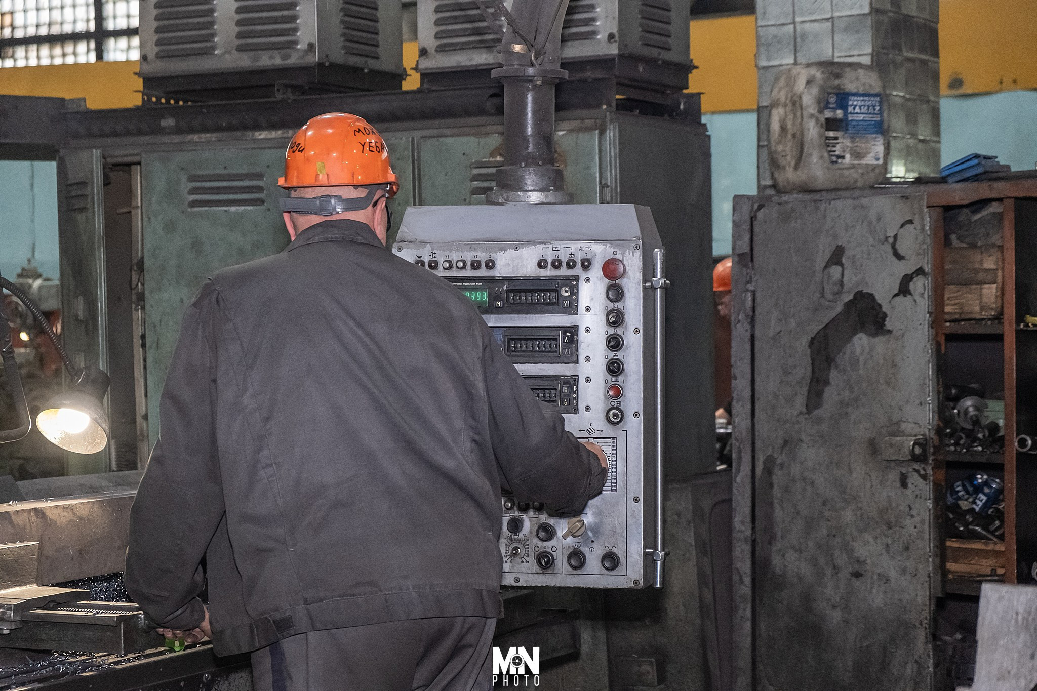 Станок с ЧПУ в действии, токарь следит за процессом. Фотограф Никита Максимов. Междуреченск.