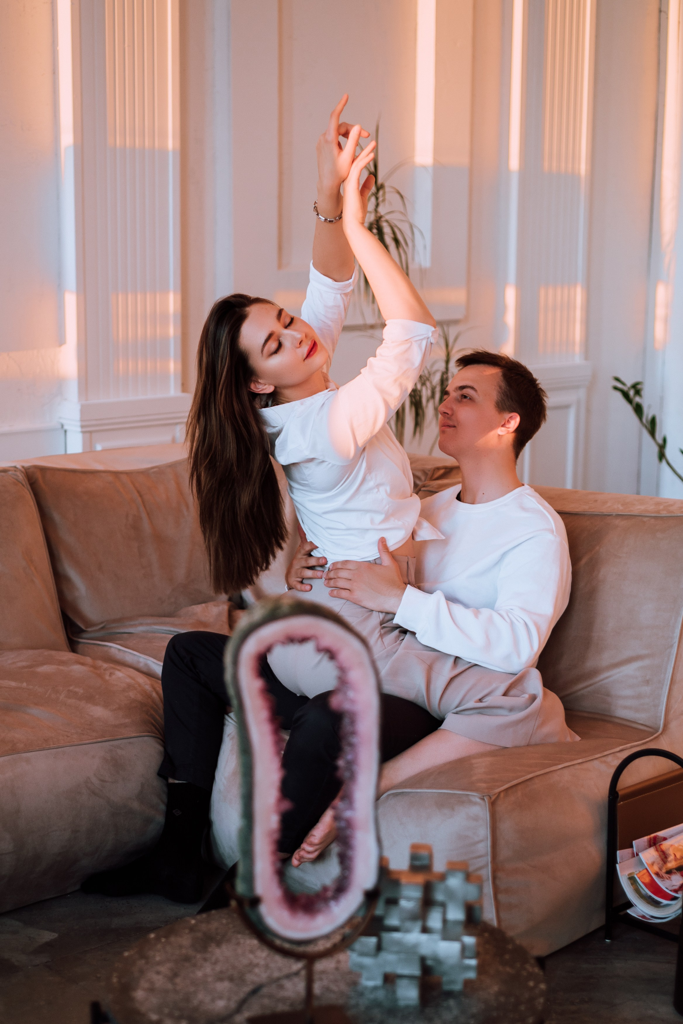 девушка красиво сидит на коленях у парня