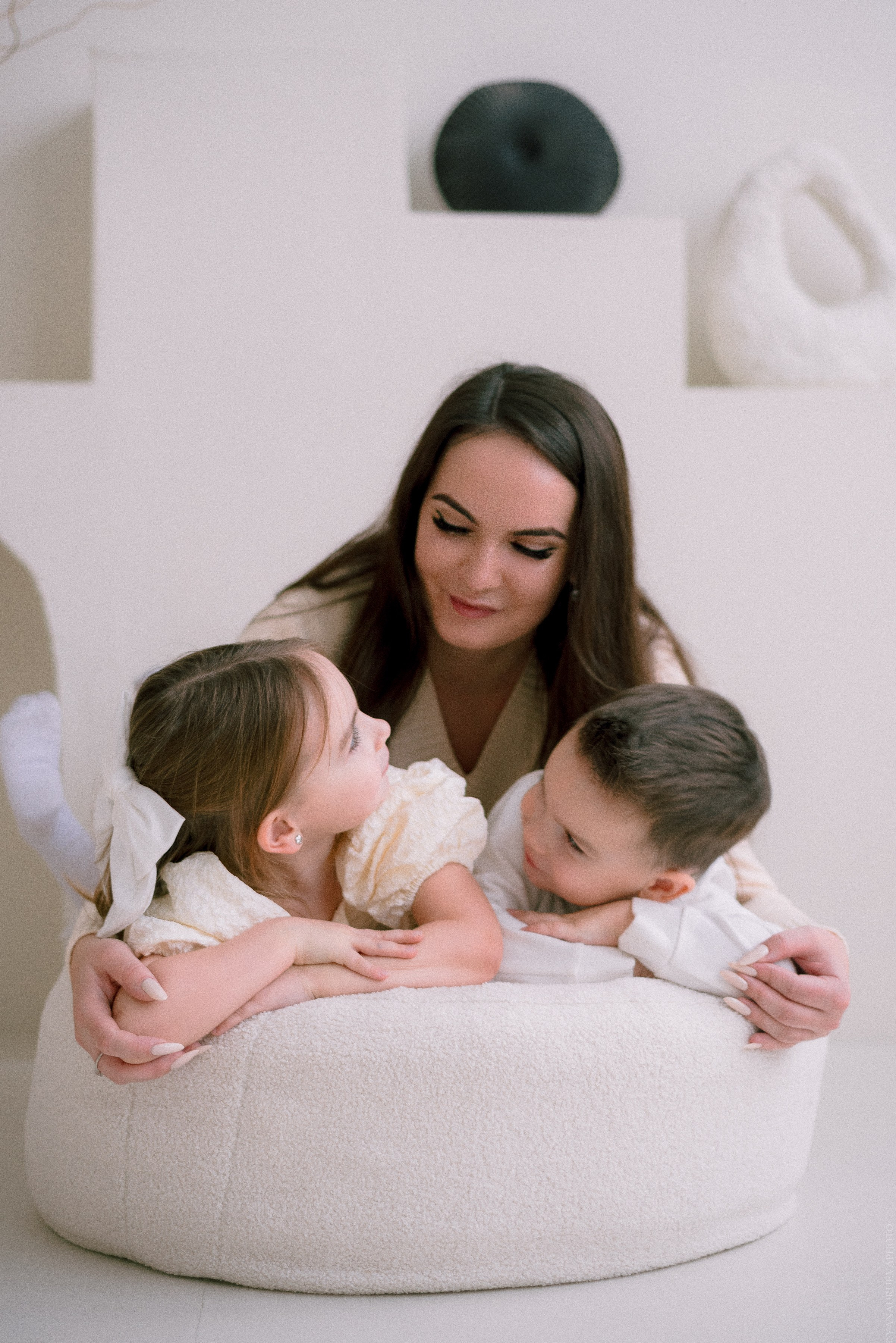 мама двоих детей смеется с ними