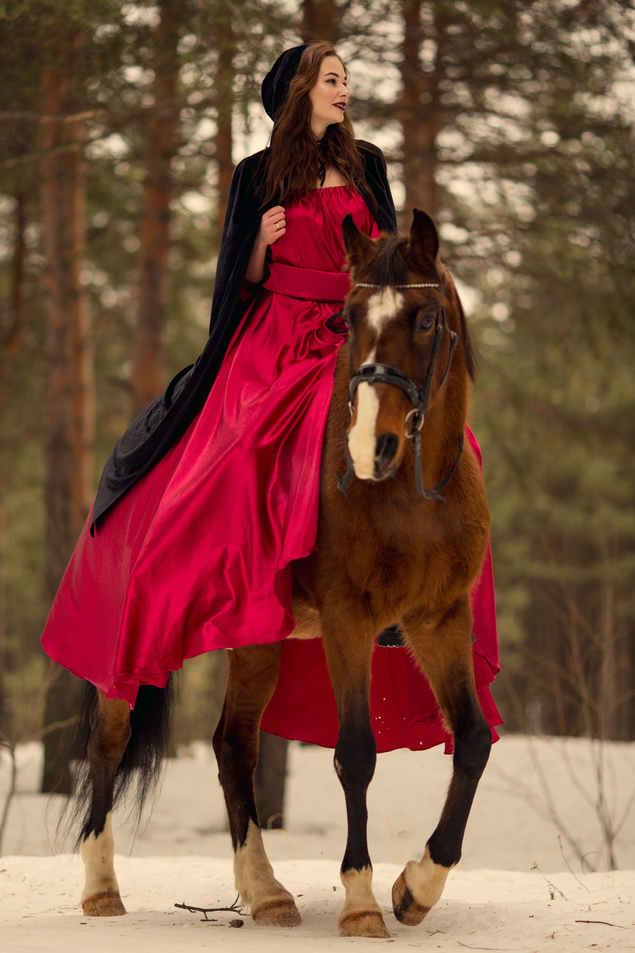 Фотосессия с лошадью в красном платье