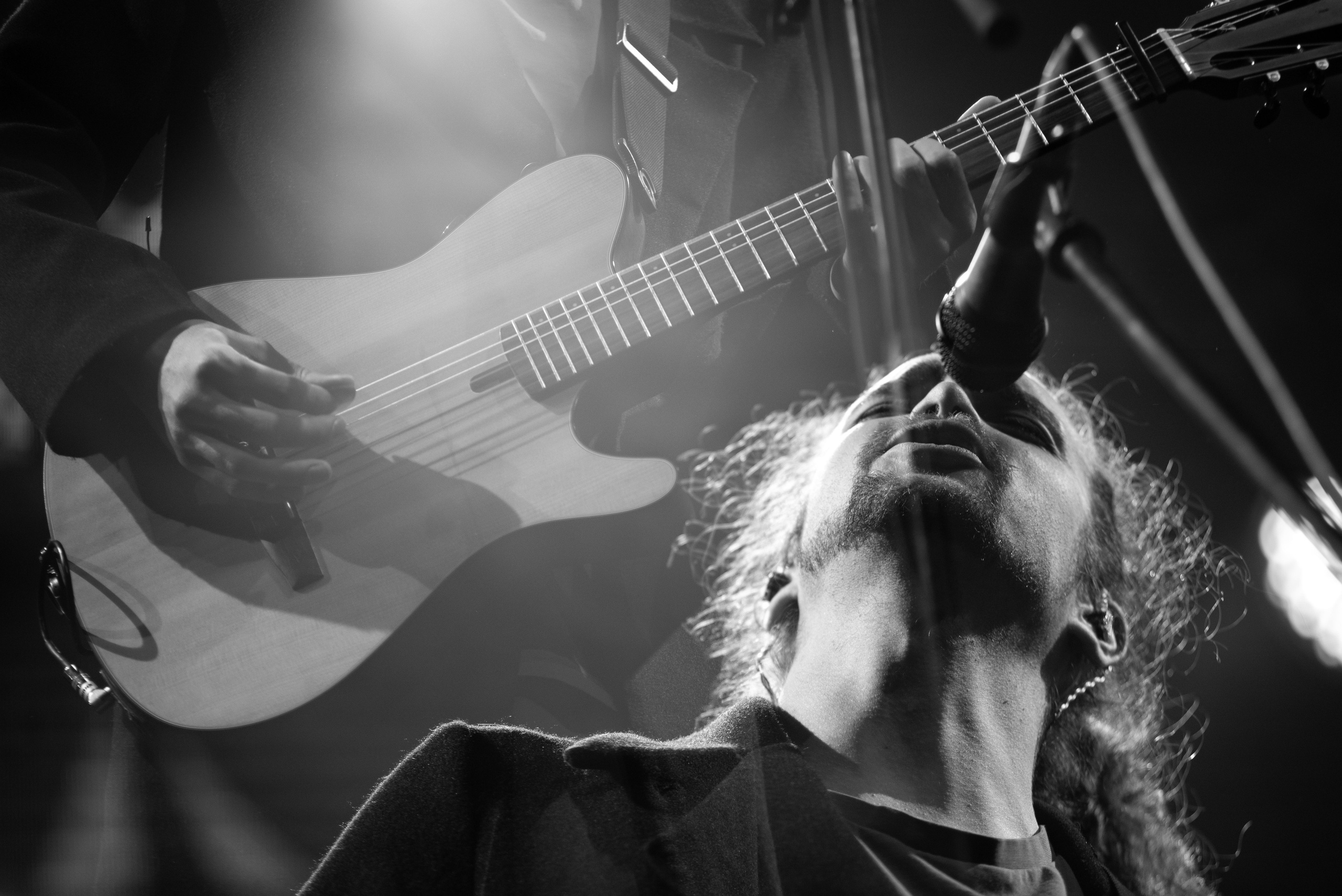 Чёрно-белая двойная экспозиция вокалиста группы «Лампабикт» с гитарой и микрофоном