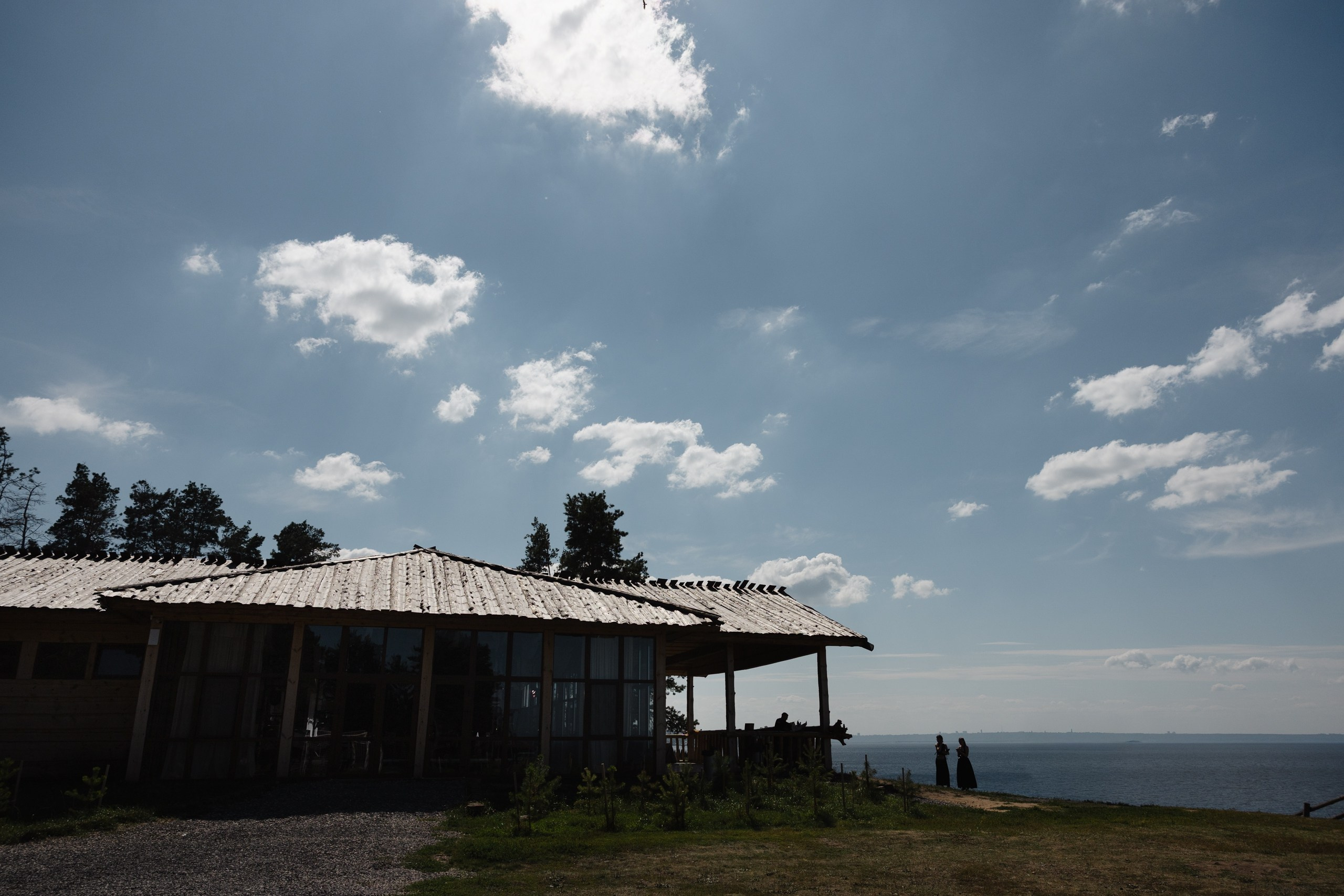 Здравствуйте! Я свадебный фотограф из Ульяновска, работаю в том числе по всей России и с выездом за границу. Снимаю свадьбы, lovestory, корпоративы, светский репортаж. Провожу обучение по фотографии, мастер-классы и воркшопы для других фотографов.