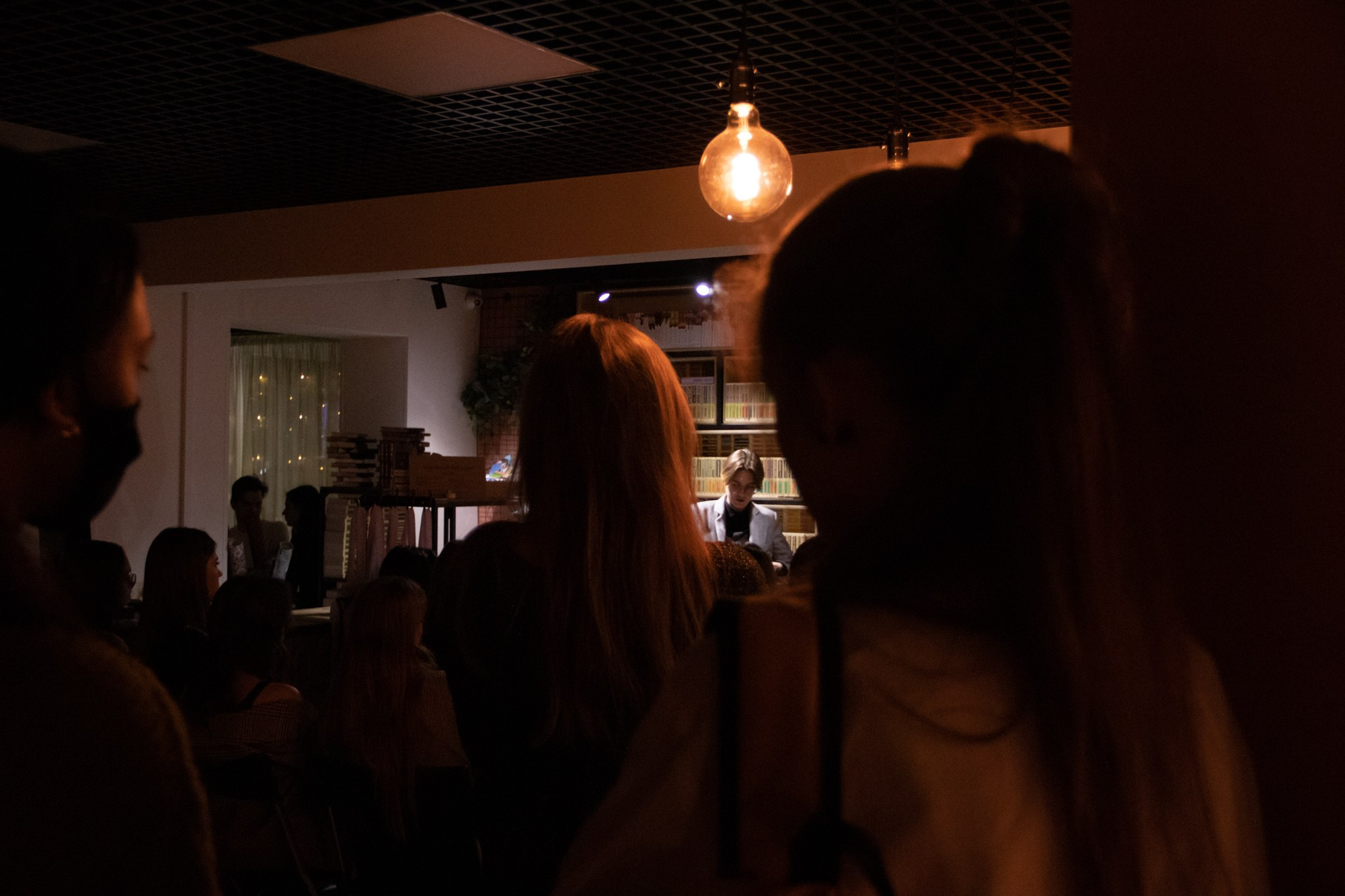 Презентация книги в кофейне «Издательство кофе». Репортажный, промышленный и маркетплейс-фотограф Дмитрий Чернат