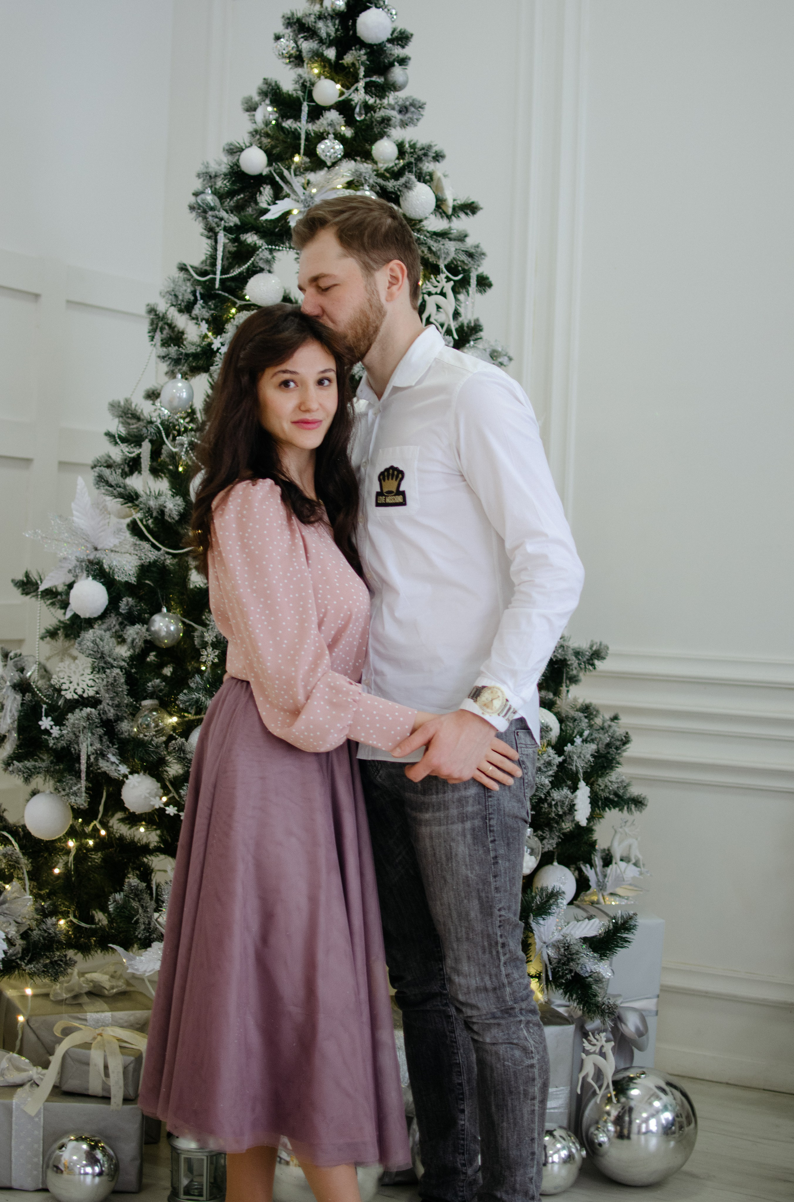 Муж и жена на новогодней фотосессии