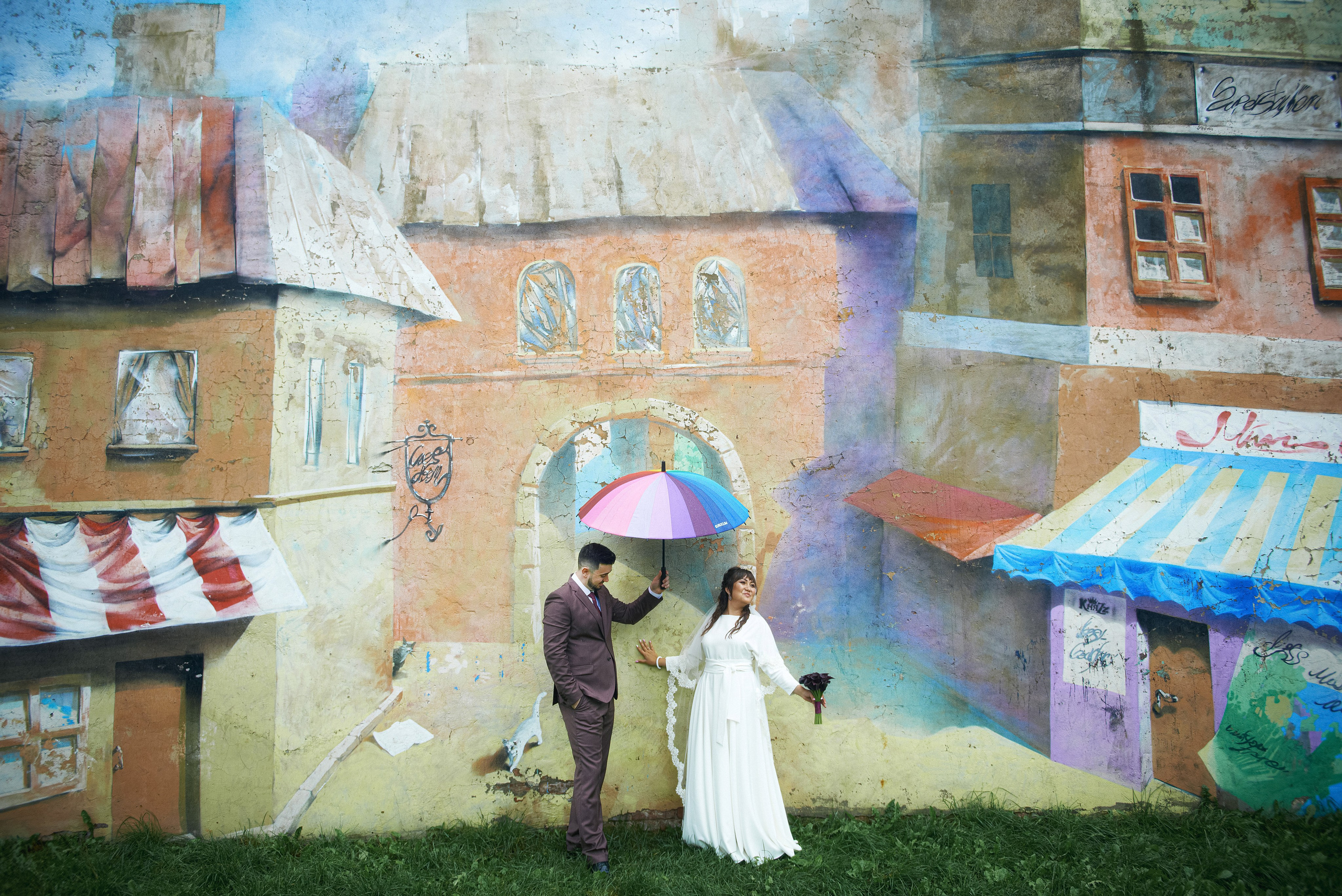 Фотосессия молодожёнов на фоне оригинального граффити  в стиле французского дворика