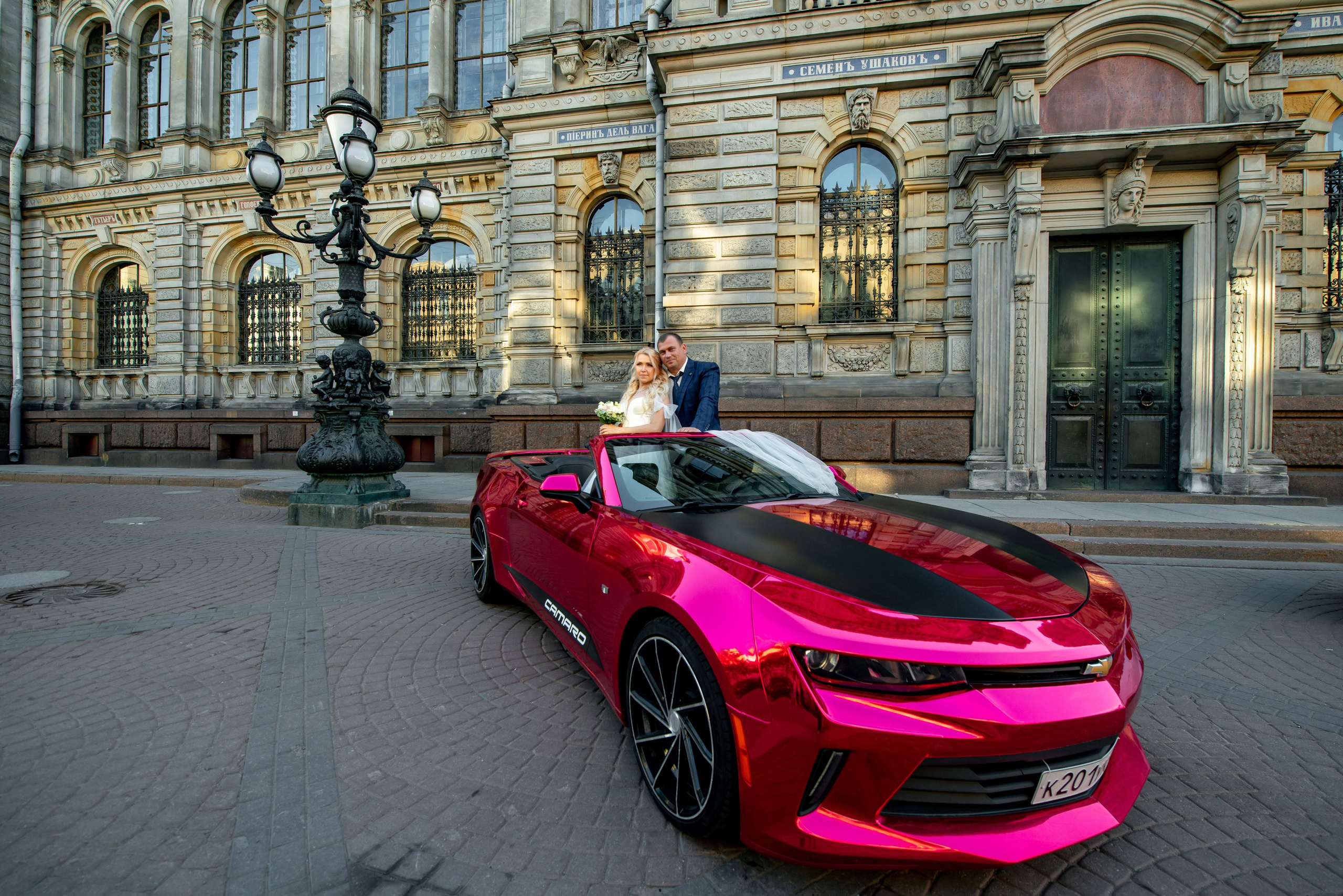 Евгения (фотосессия с малиновым chevrolet camaro, в сирени в Пушкине в Екатерининском парке). Портретный, семейный и свадебный фотограф в Санкт-Петербурге и в Пушкине Ширяев Денис