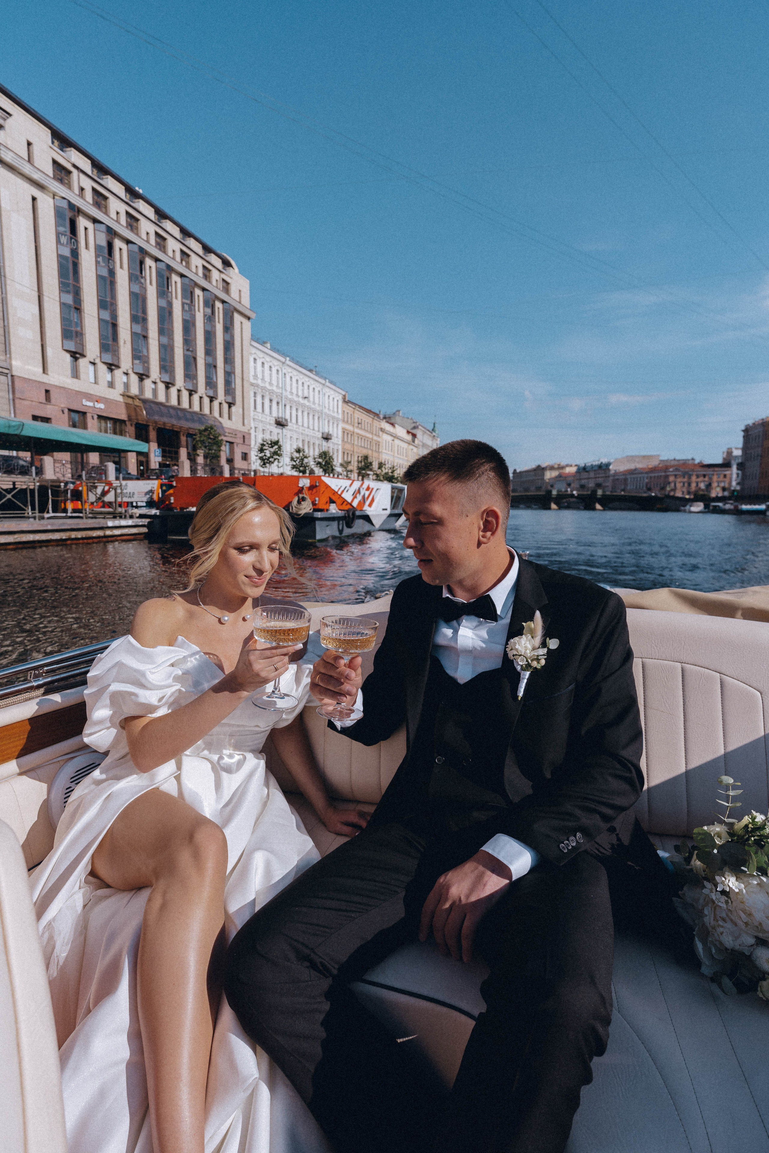 СВАДЕНБНАЯ СЬЕМКА НА КАТЕРЕ ПО КАНАЛАМ САНКТ-ПЕТЕРБУРГА И В АКВАТОРИИ НЕВЫ. Профессиональный фотограф, Санкт-Петербург — Виктория Богомолова