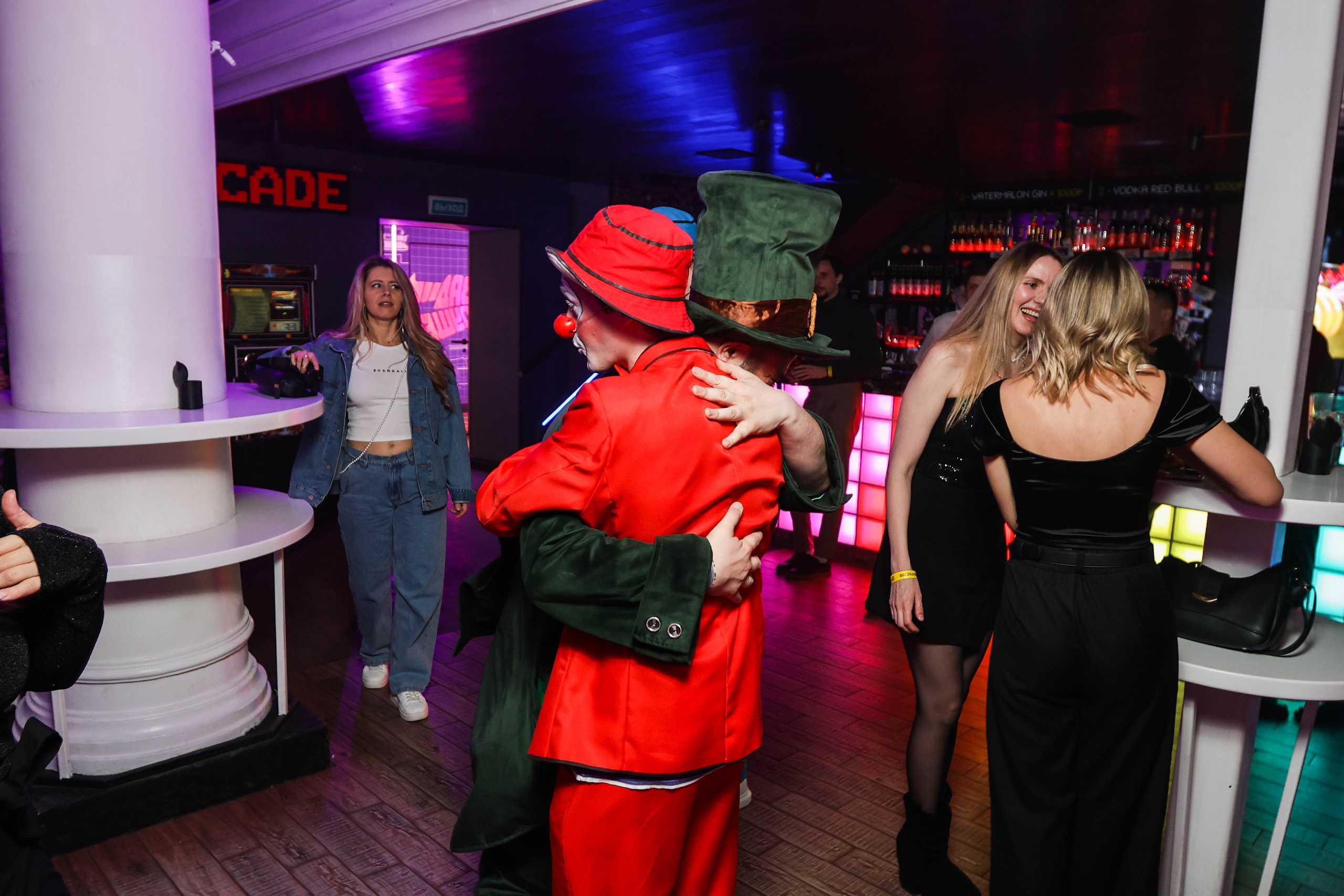 БАР РУКИ ВВЕРХ