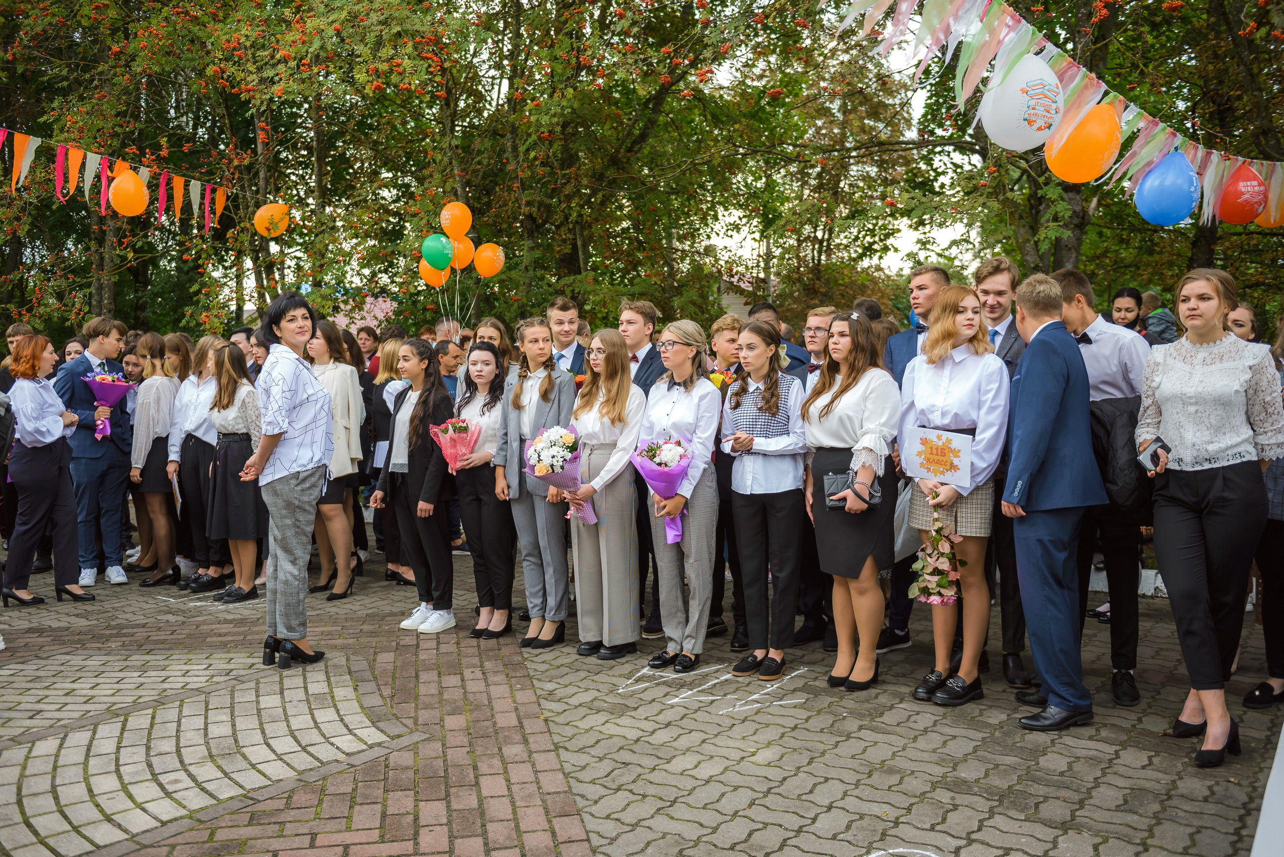 Линейка 11-е классы 2023. Фотограф Галина Лисанова, г. Брянск