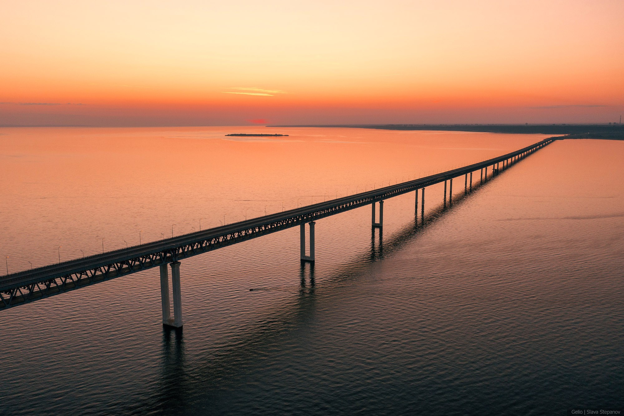 Ульяновск силуэт моста на закате с высоты