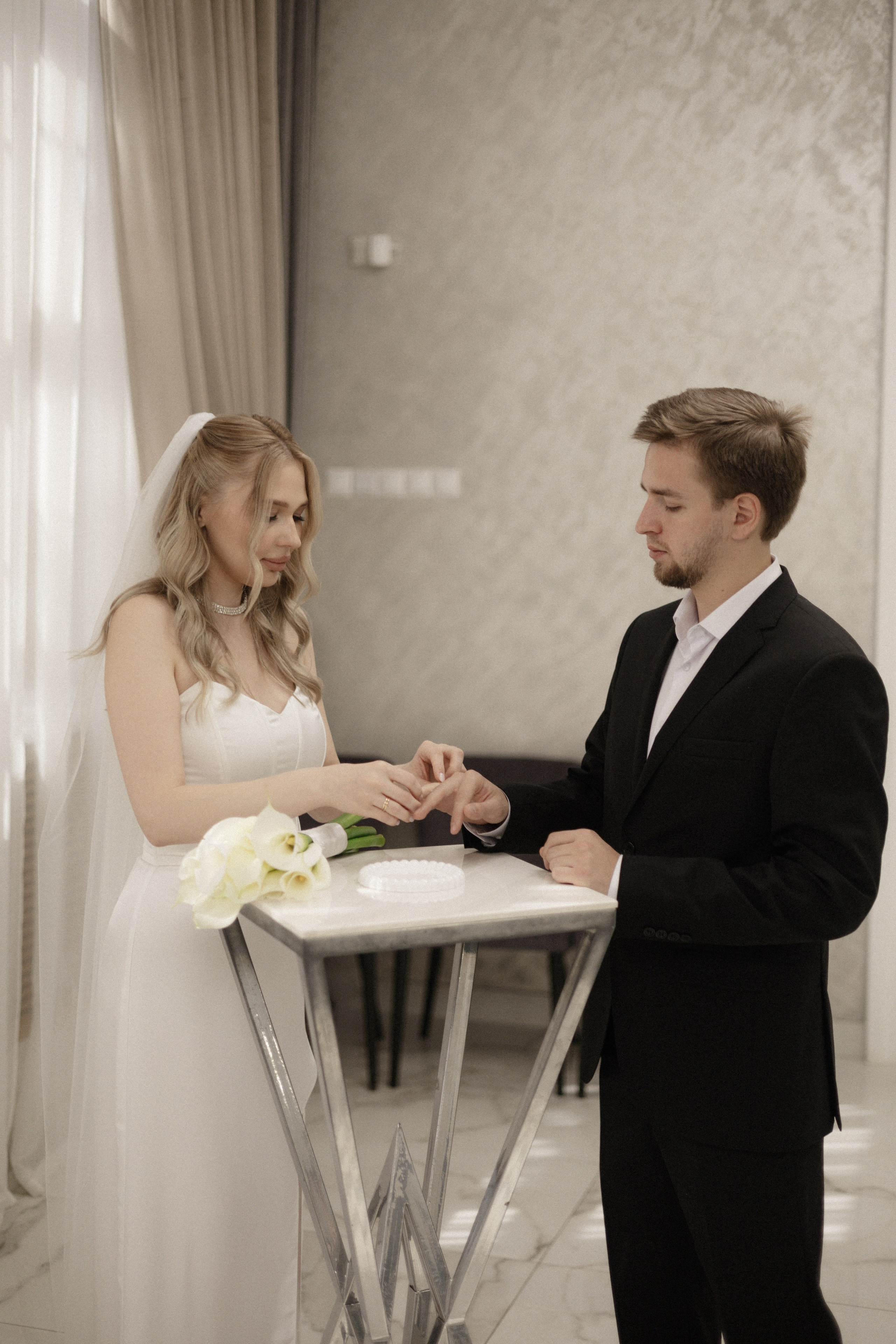 Арина и Дима. Сборы, роспись и прогулка. Свадебный и портретный фотограф в Москве Анастасия Масюк