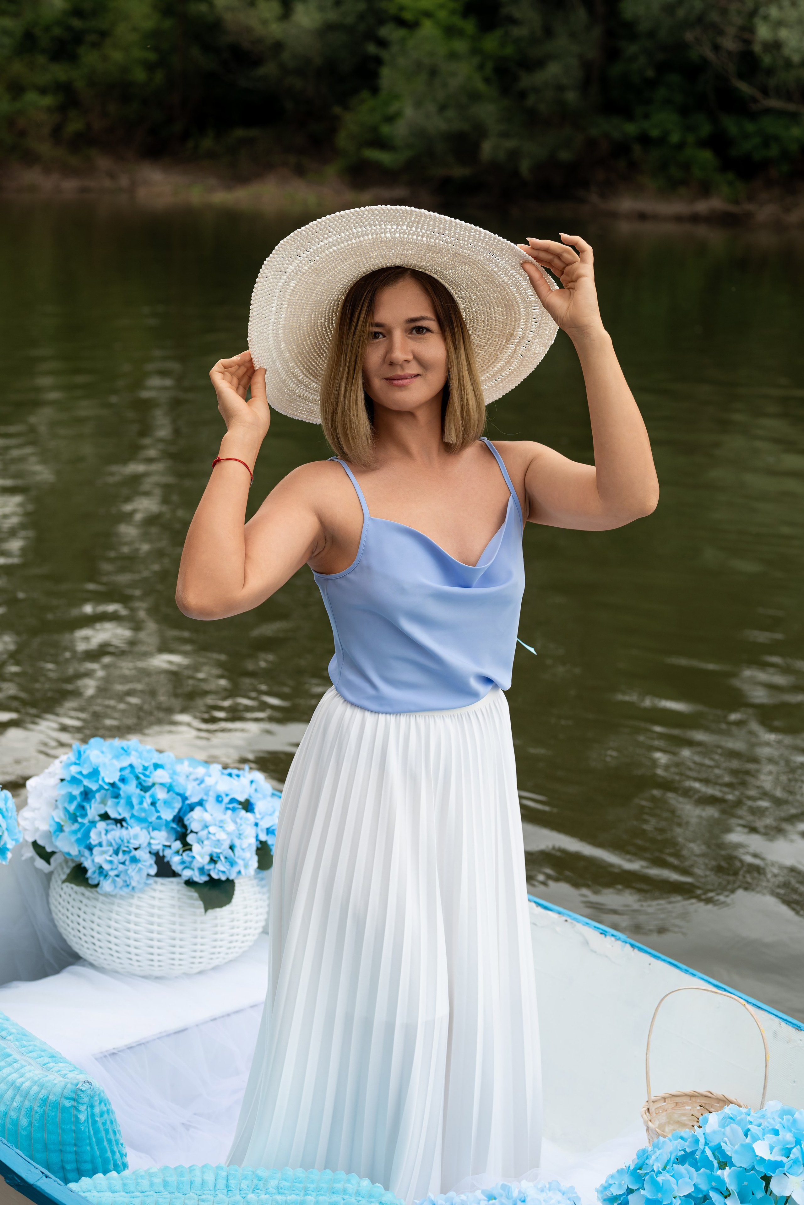 Фотопроект на лодке с голубыми гортензиями. Фотограф в городе Салават