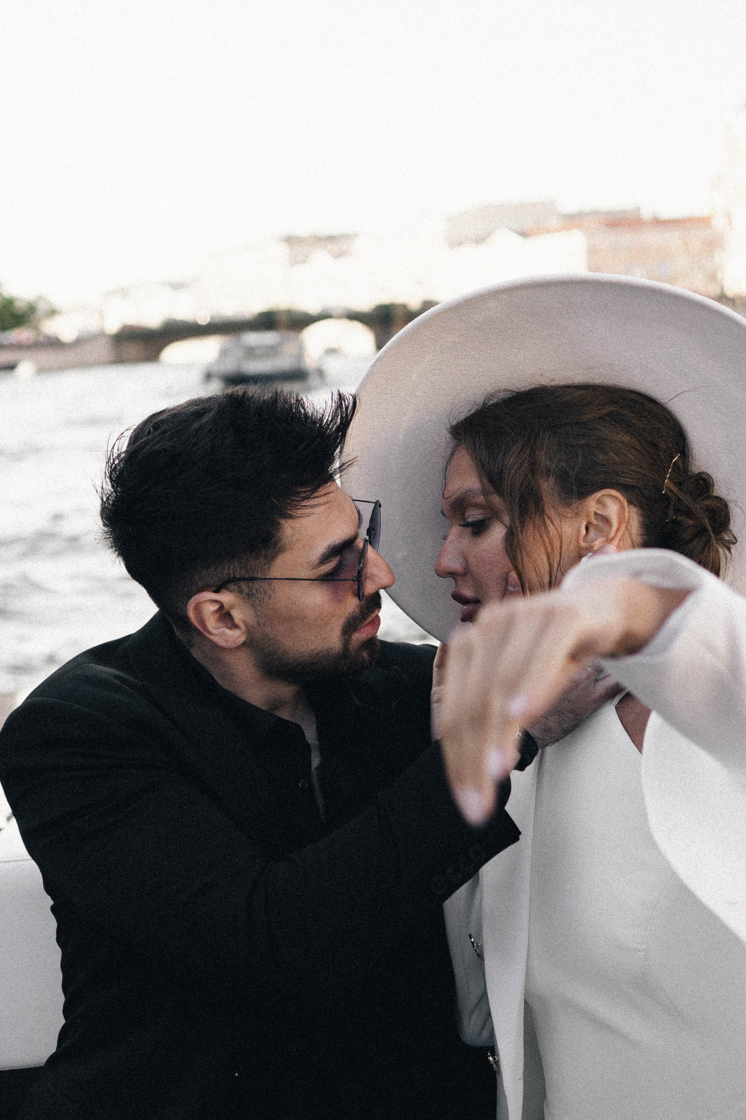 СВАДЕНБНАЯ СЬЕМКА НА КАТЕРЕ ПО КАНАЛАМ САНКТ-ПЕТЕРБУРГА И В АКВАТОРИИ НЕВЫ. Профессиональный фотограф, Санкт-Петербург — Виктория Богомолова