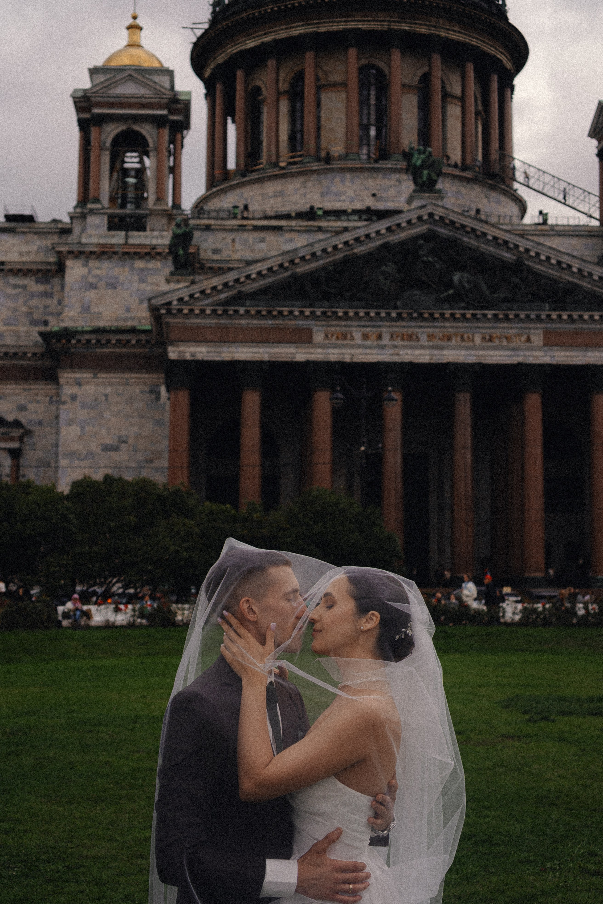 СВАДЕБНАЯ ПРОГУЛКА В САНТК-ПЕТЕРБУРГЕ (ИСАКИЕВСКИЙ СОБОР, ЗИМНЯЯ КАНАВКА, ЭРМИТАЖ И БОЛЬШАЯ МОРСКАЯ УЛИЦА). Профессиональный фотограф, Санкт-Петербург — Виктория Богомолова