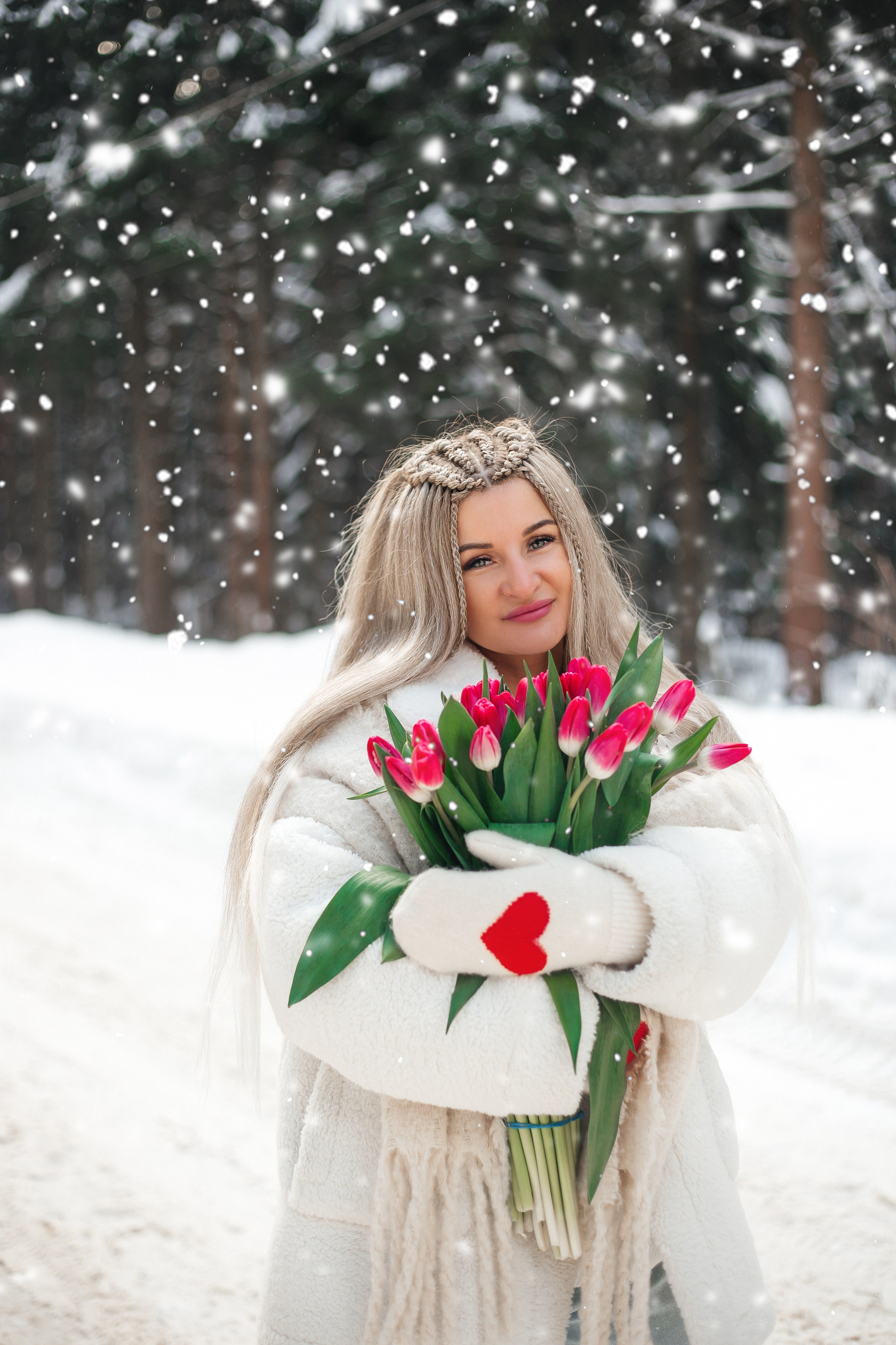 Снежная фотосессия в лесу с тюльпанами зимой. Фотограф Дмитров и МО Валентина Халикова