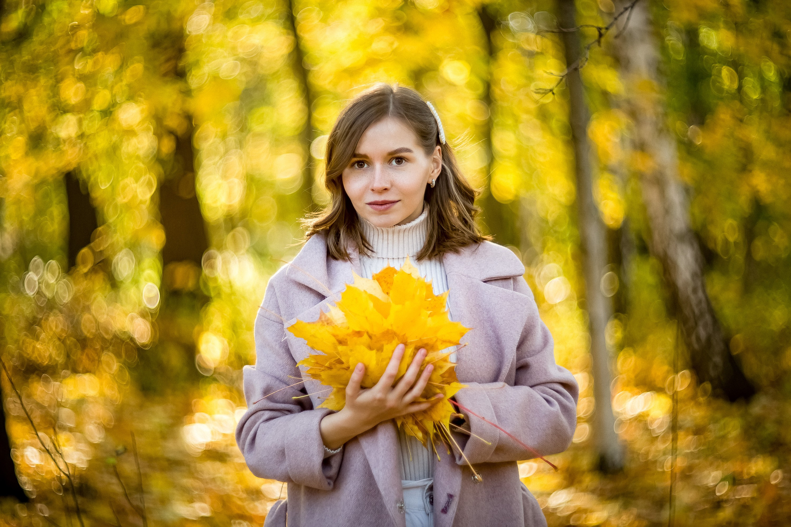 Девушка с листьями в руках