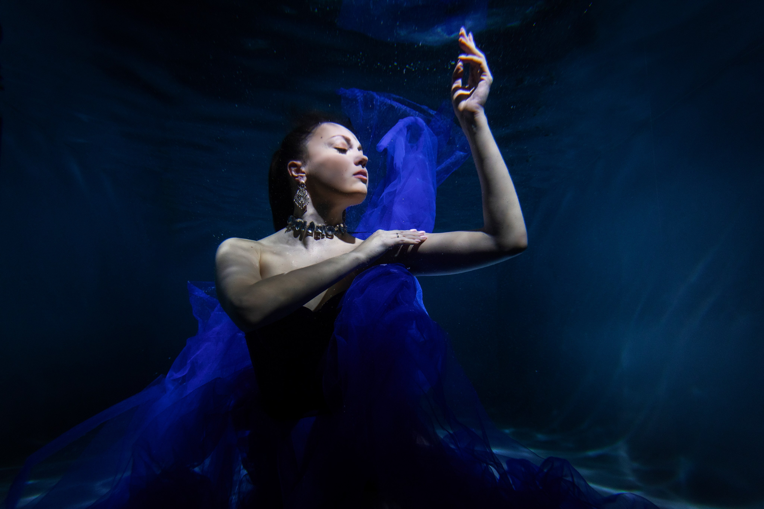 Подводная фотосессия в студии Nemo: девушка в синем платье позирует под водой, художественный портрет