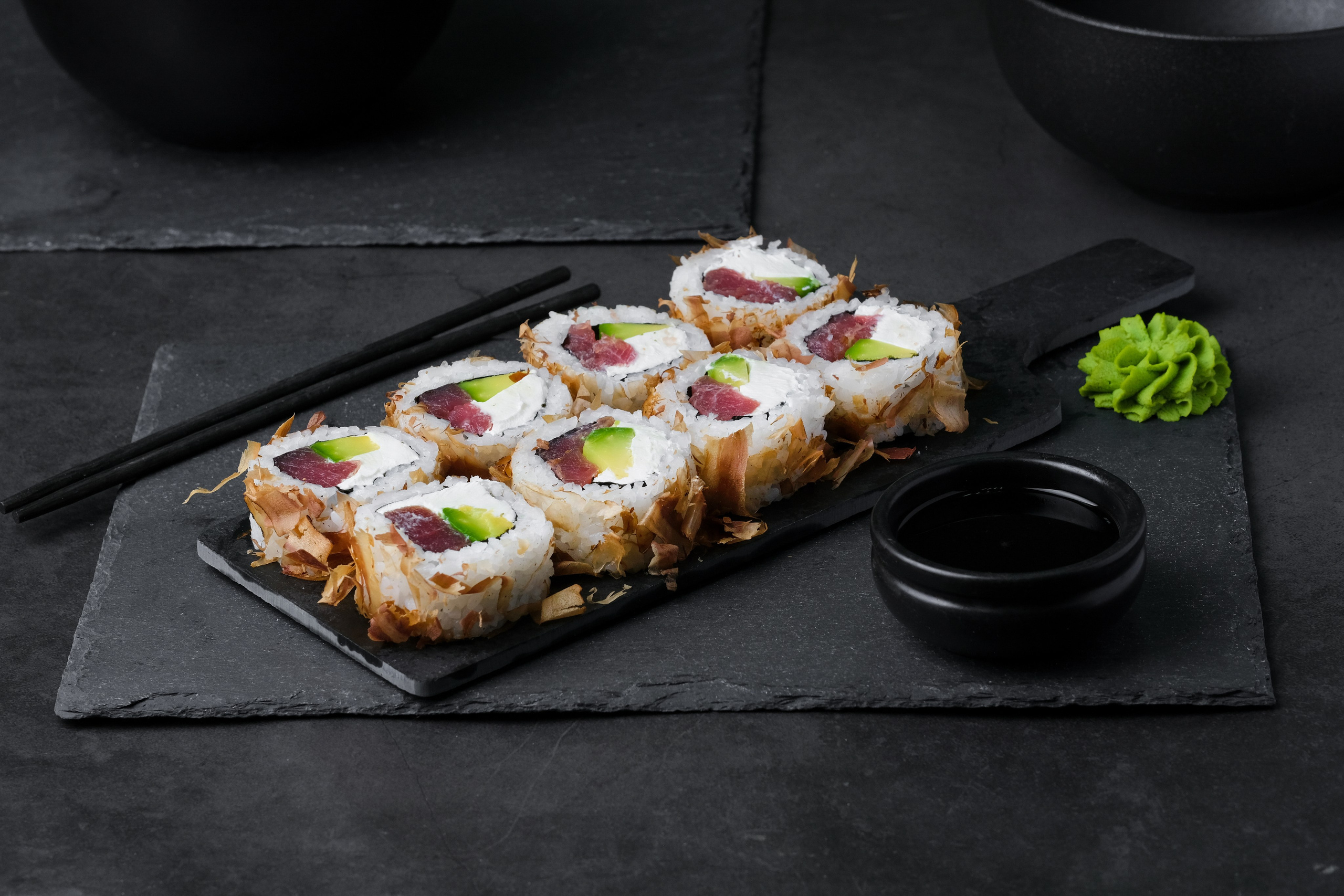 Фотография роллов на темном фоне